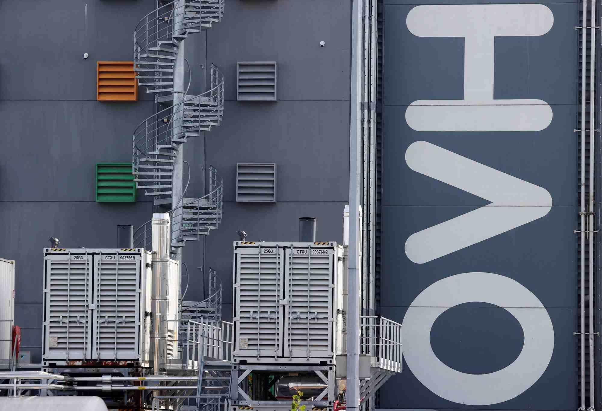 Le logo de la societe francaise de cloud computing ovhcloud est visible sur un batiment de centre de donnees a strasbourg, france.
