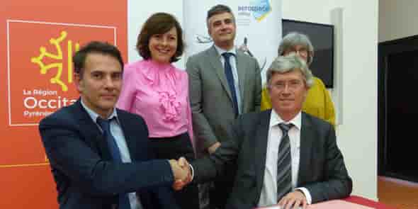 Devant : P. Nérin (AxLR) et Y. Barbaux (Aerospace Valley). Derrière : C. Delga (Région Occitanie), C. Marion (Métropole de Montpellier), M. Zarrouati (SGAR Occitanie).