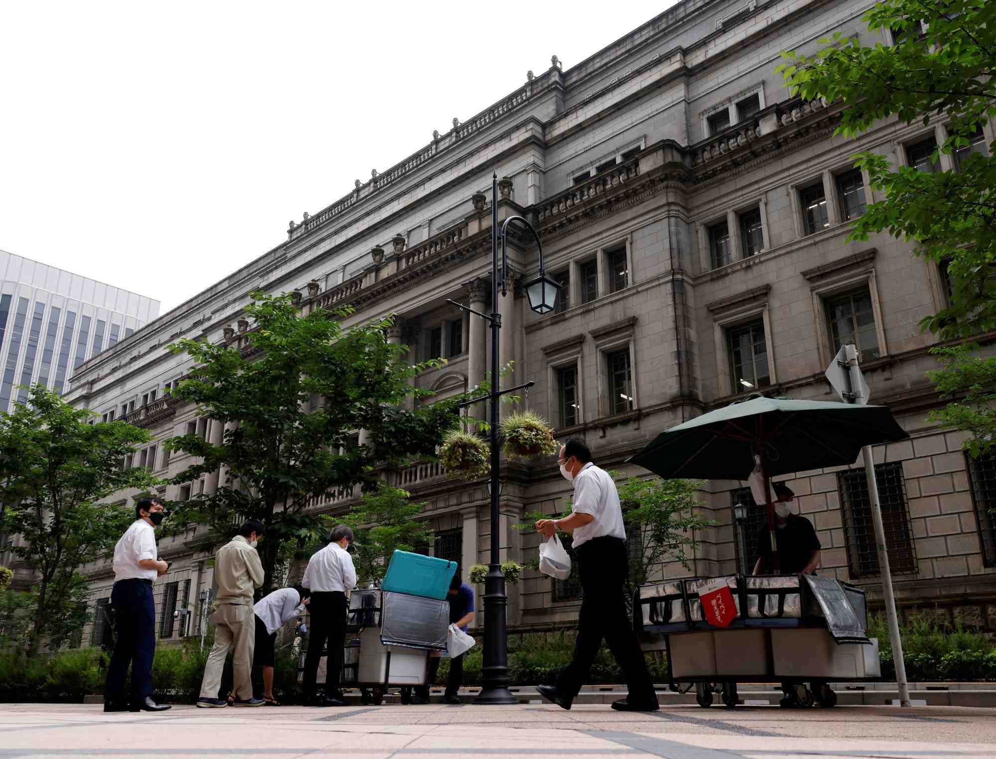 Des gens achetent leurs dejeuners devant le siege de la banque du japon a tokyo