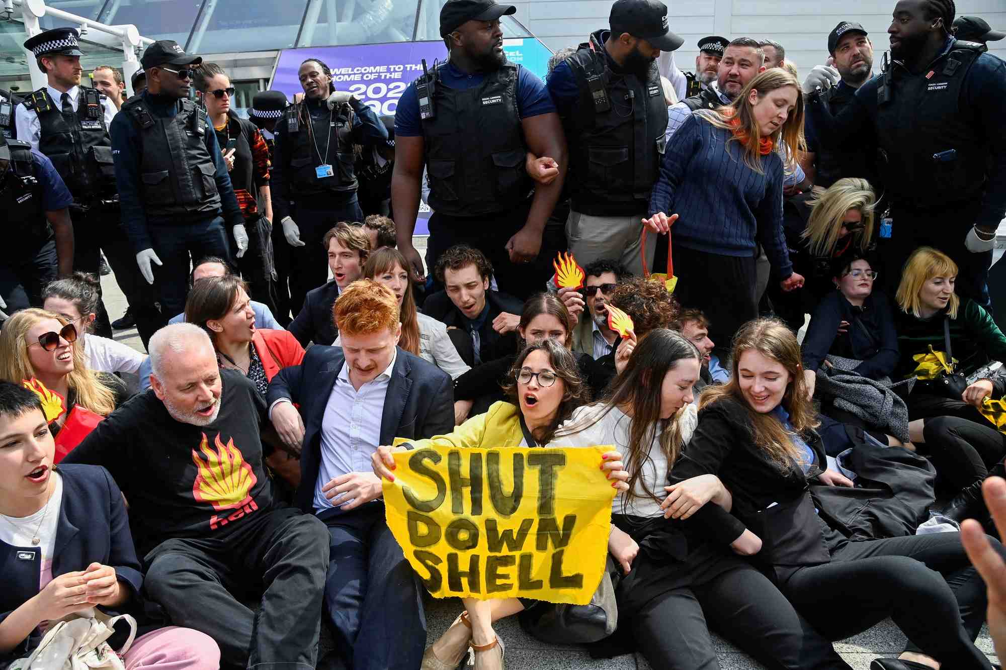 Photo de manifestants a l'exterieur du lieu de l'assemblee generale des actionnaires de shell