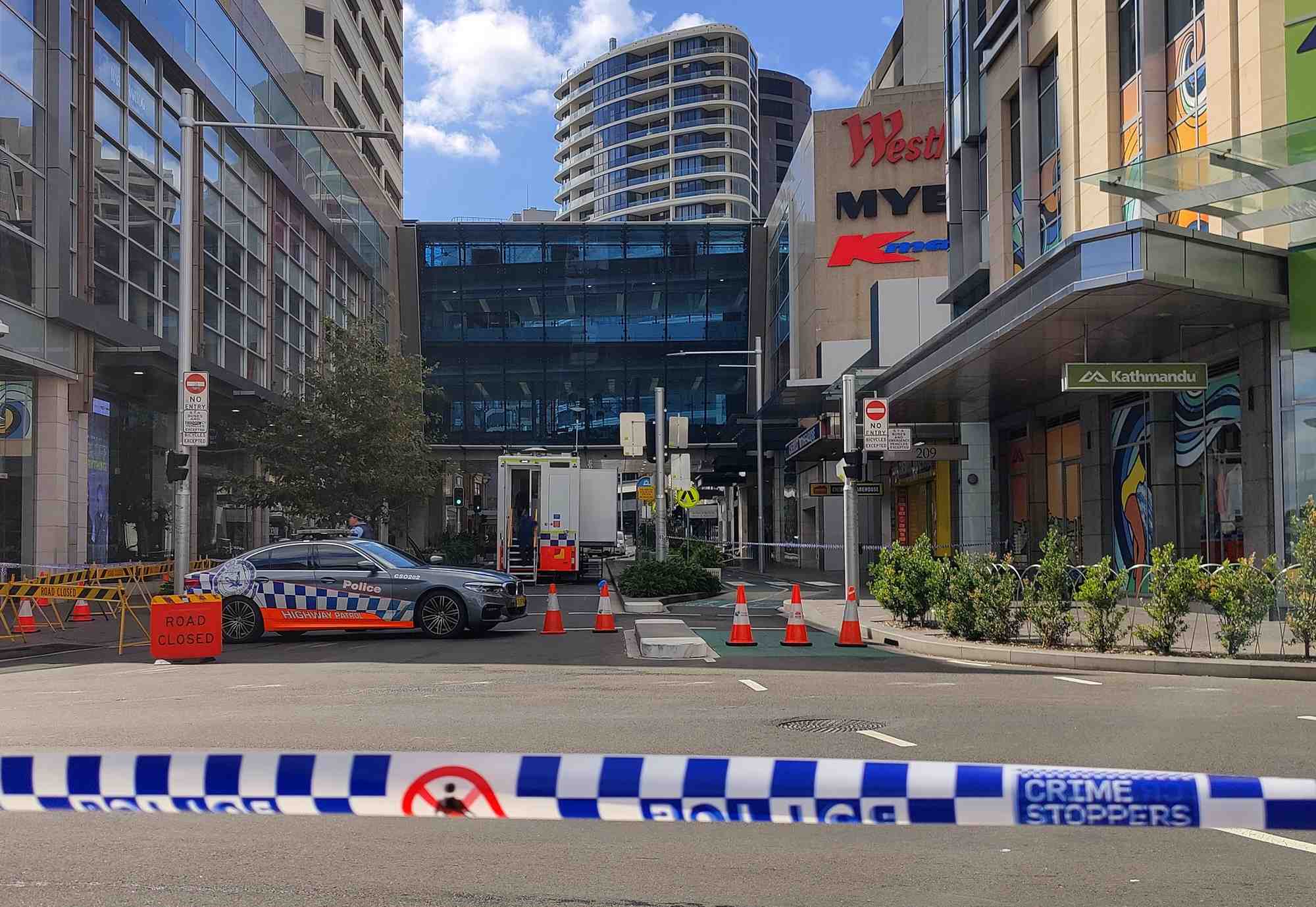Vue d'une voiture de police a l'exterieur du westfield bondi junction, apres l'attaque survenue samedi a sydney