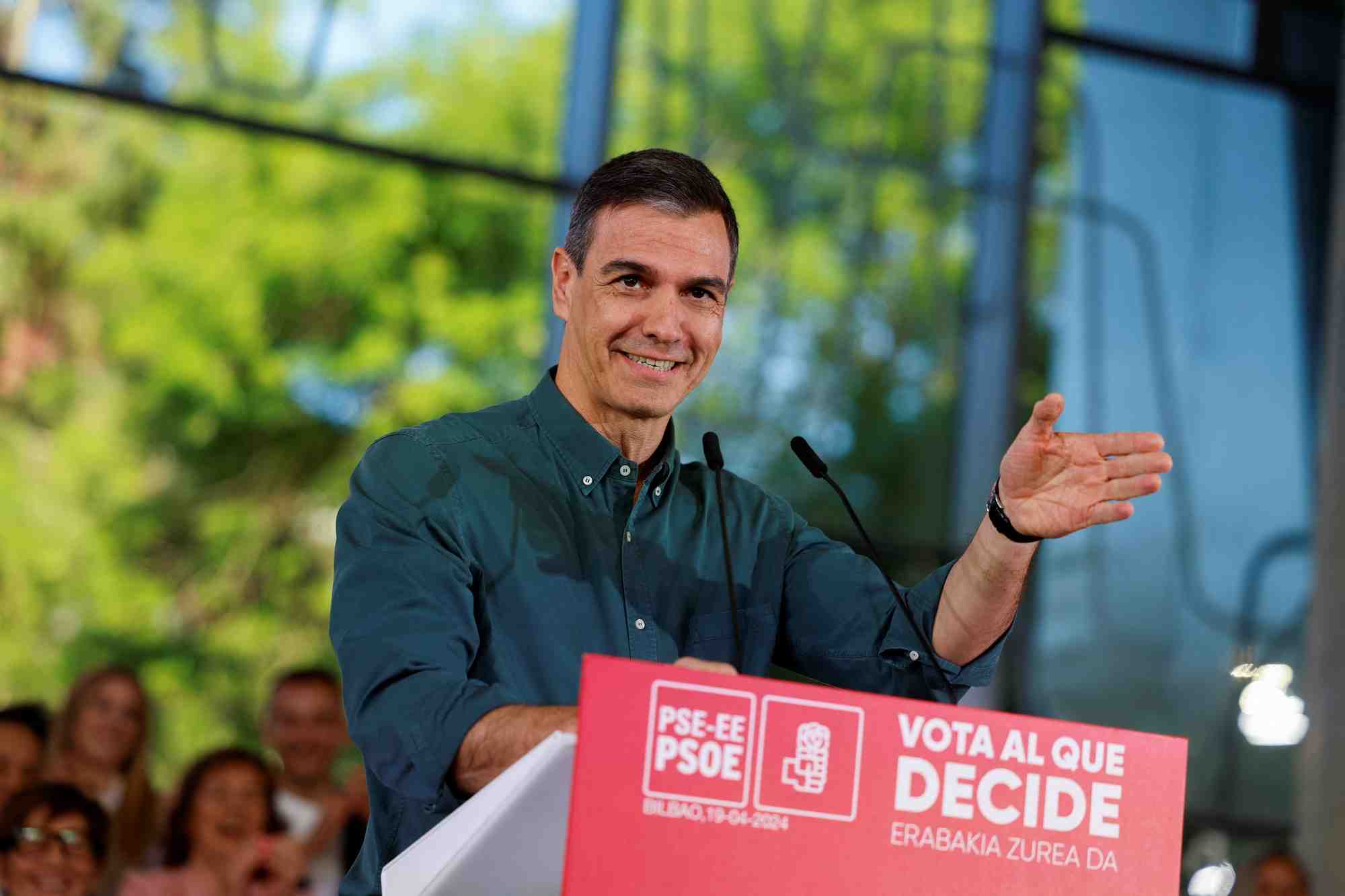 Le premier ministre espagnol pedro sanchez s'adressant a une reunion du parti socialiste basque