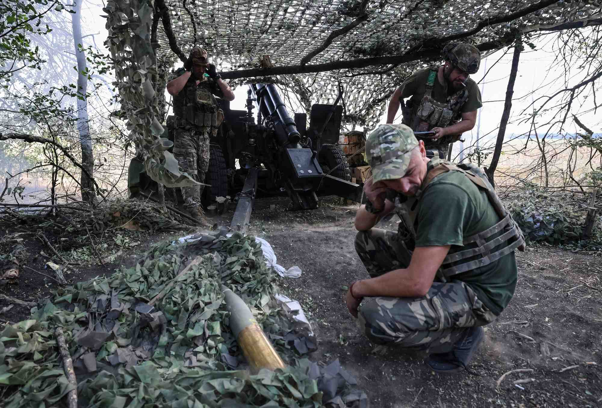 Des soldats ukrainiens sur la ligne de front situee pres de pokrovsk, dans le donetsk