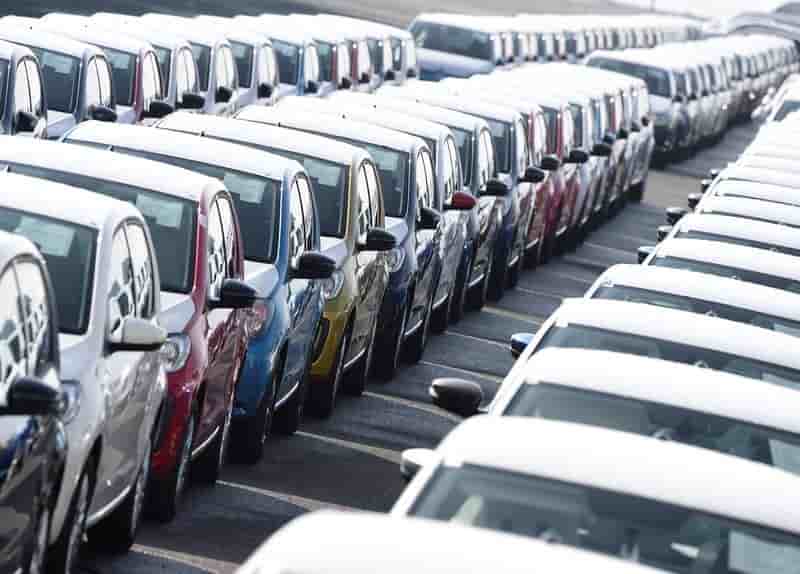 L'ue menace les usa de frapper fort si ses autos sont taxees