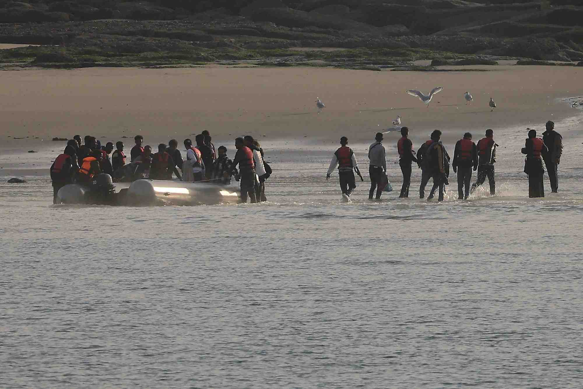 Phto d'archives des bateaux de migrants traversent la manche alors que le temps chaud et la mer calme sont favorables aux traversees