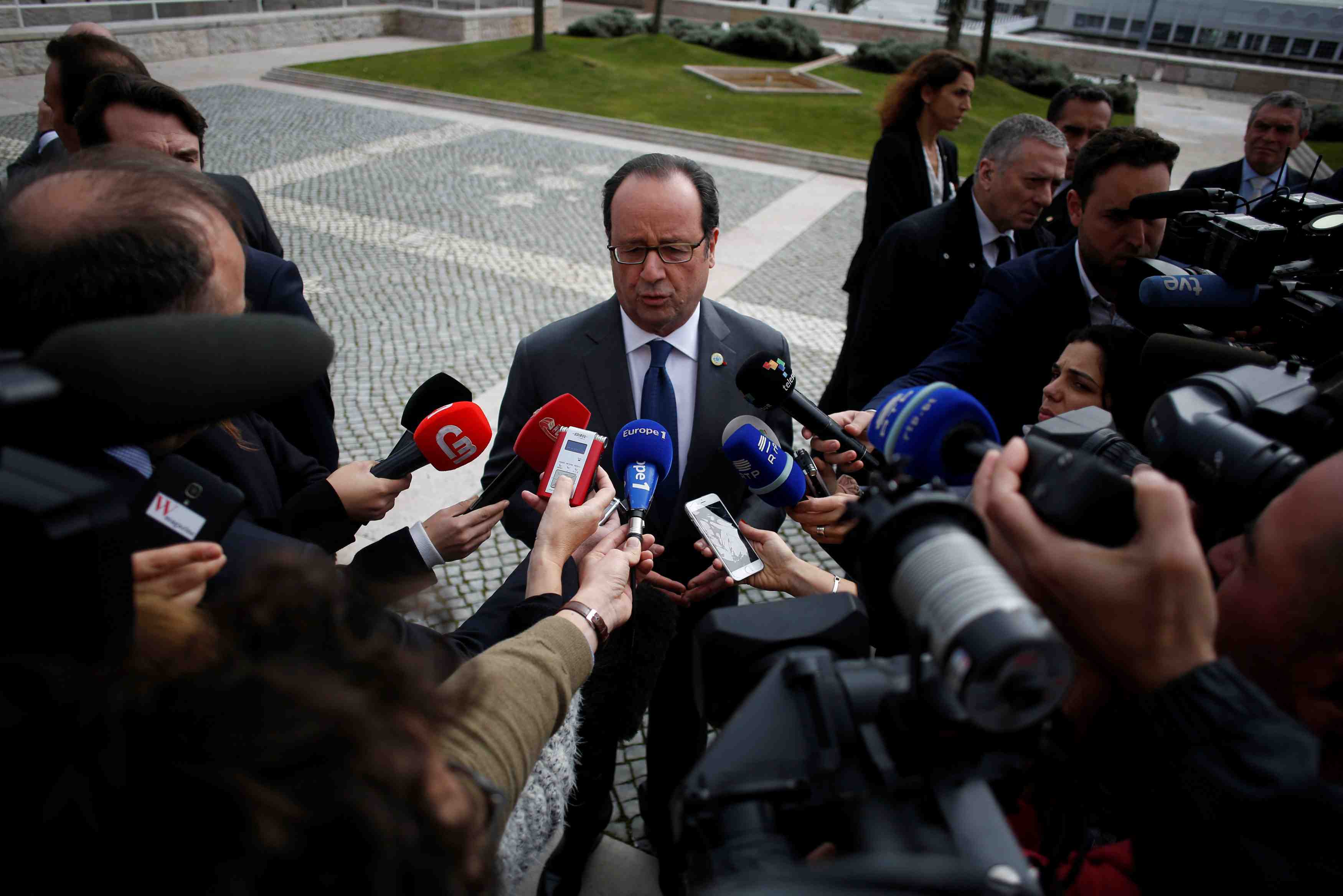 Francois hollande veut dialoguer "avec fermete" avec donald trump