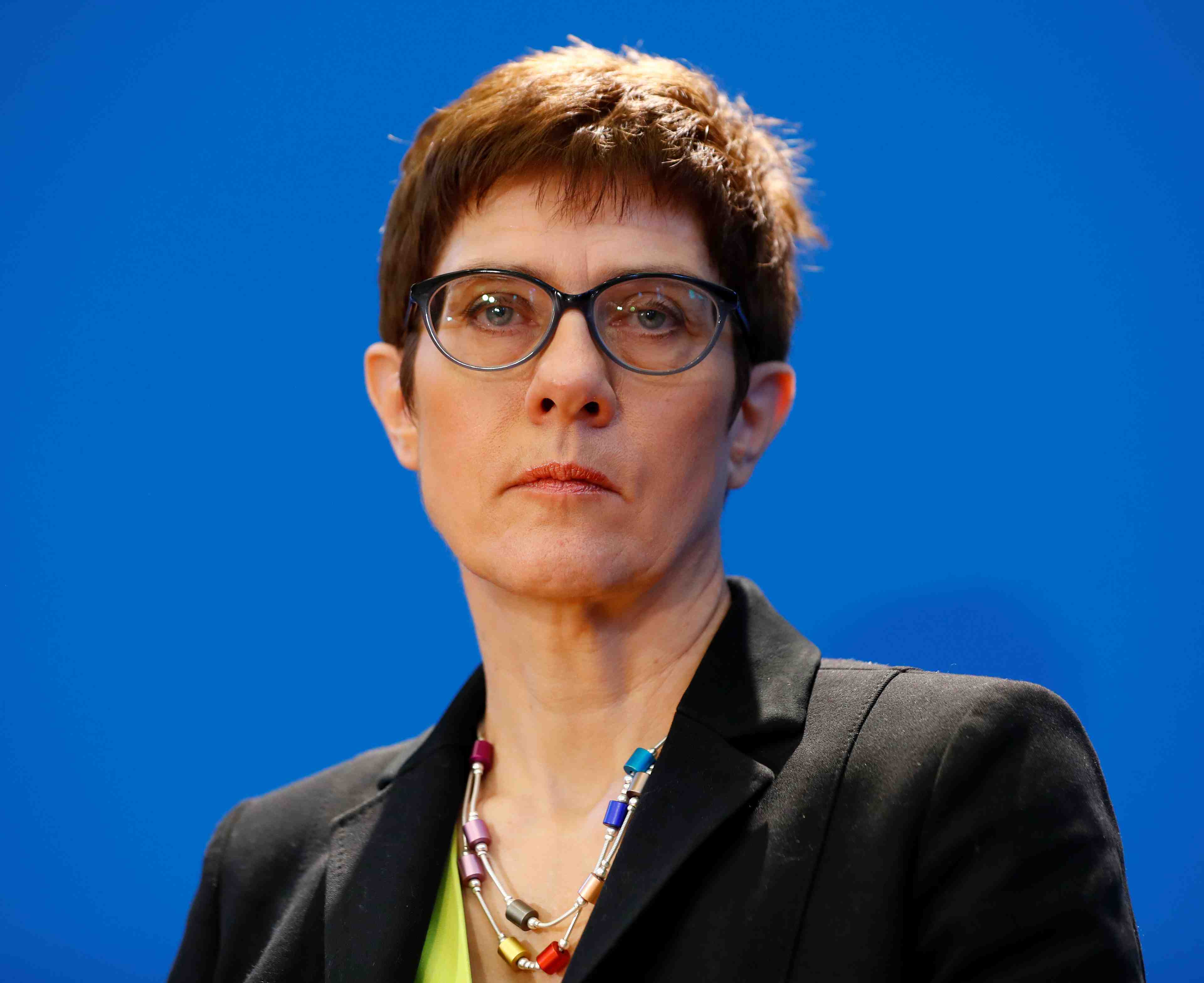 Kramp-karrenbauer legerement favorite pour succeder a merkel, selon un sondage