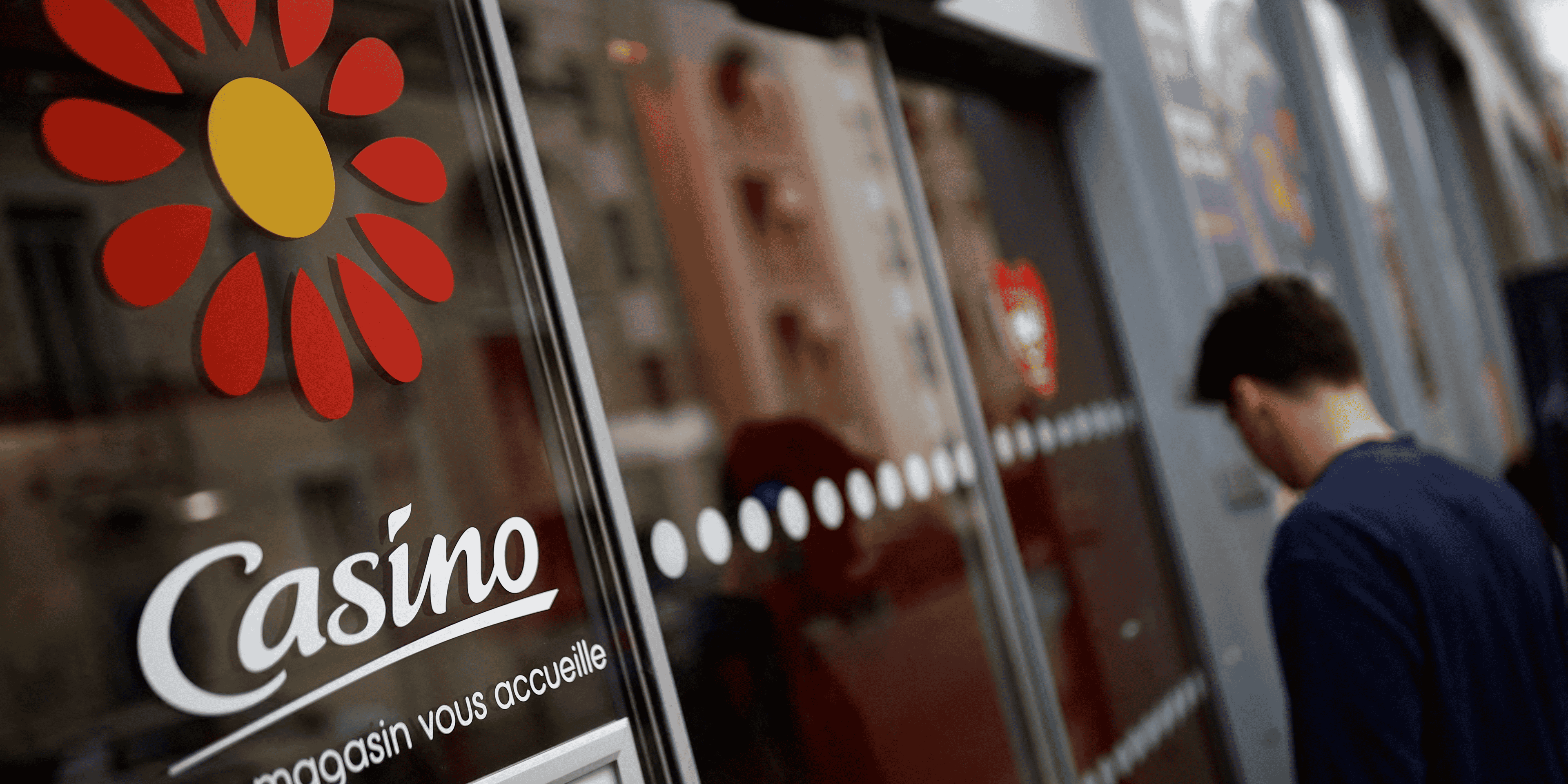Un logo du detaillant francais casino a l'exterieur d'un supermarche casino a nantes