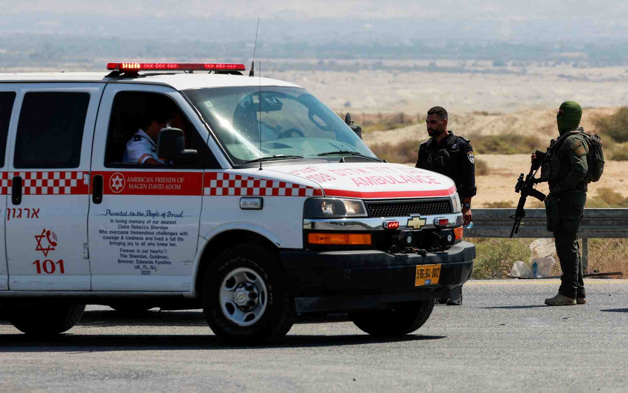 Un policier et un soldat israeliens patrouillent pres du pont allenby entre la cisjordanie occupee et la jordanie