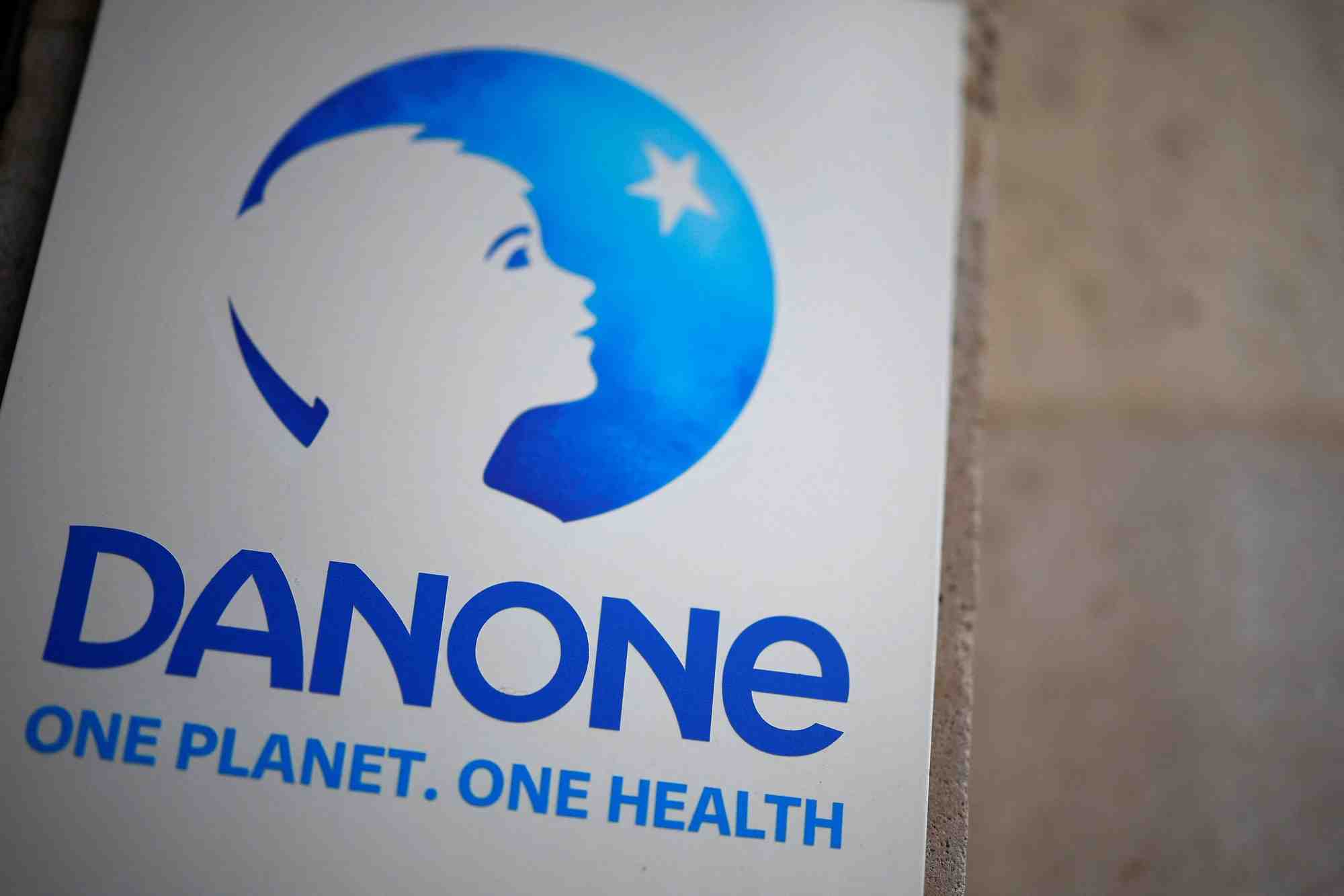 Logo du groupe danone au siege de l'entreprise