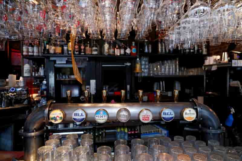 Un million de bieres attendent les buveurs a la reouverture des bars en europe