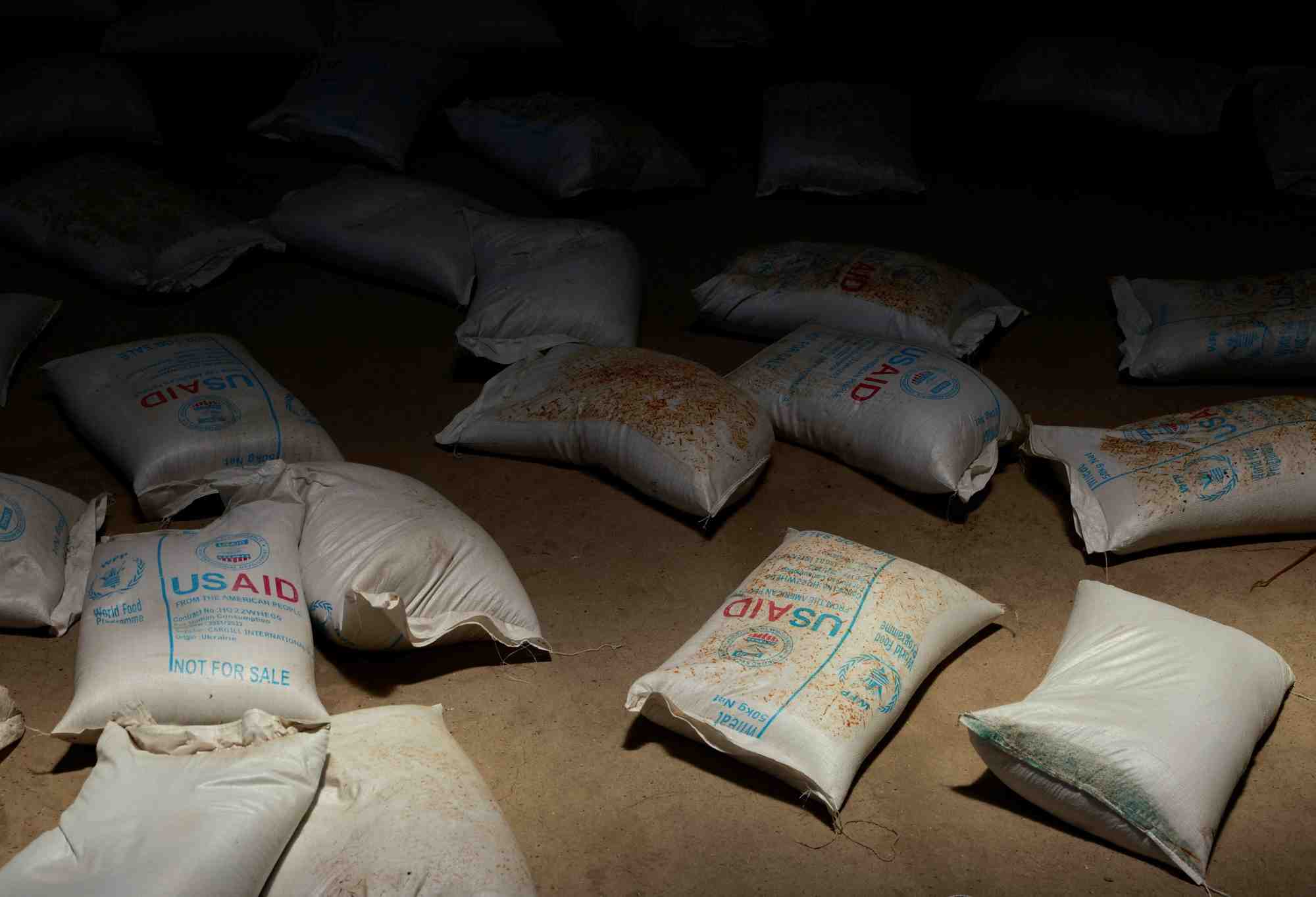 Une pile de sacs de cereales envoyes d'ukraine photographiee a l'entrepot du programme alimentaire mondial dans la ville d'adama, en ethiopie