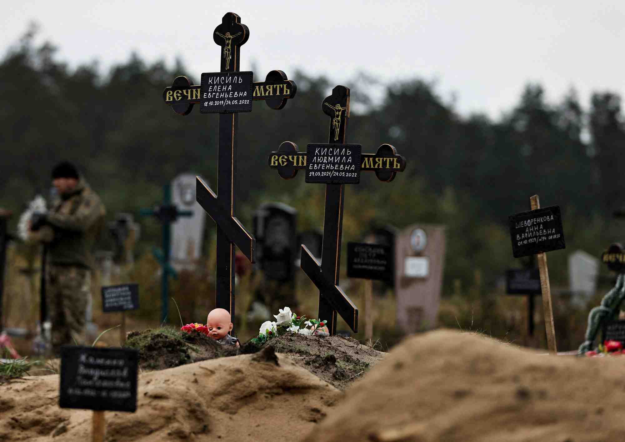 Photo d'une poupee dans un cimetiere