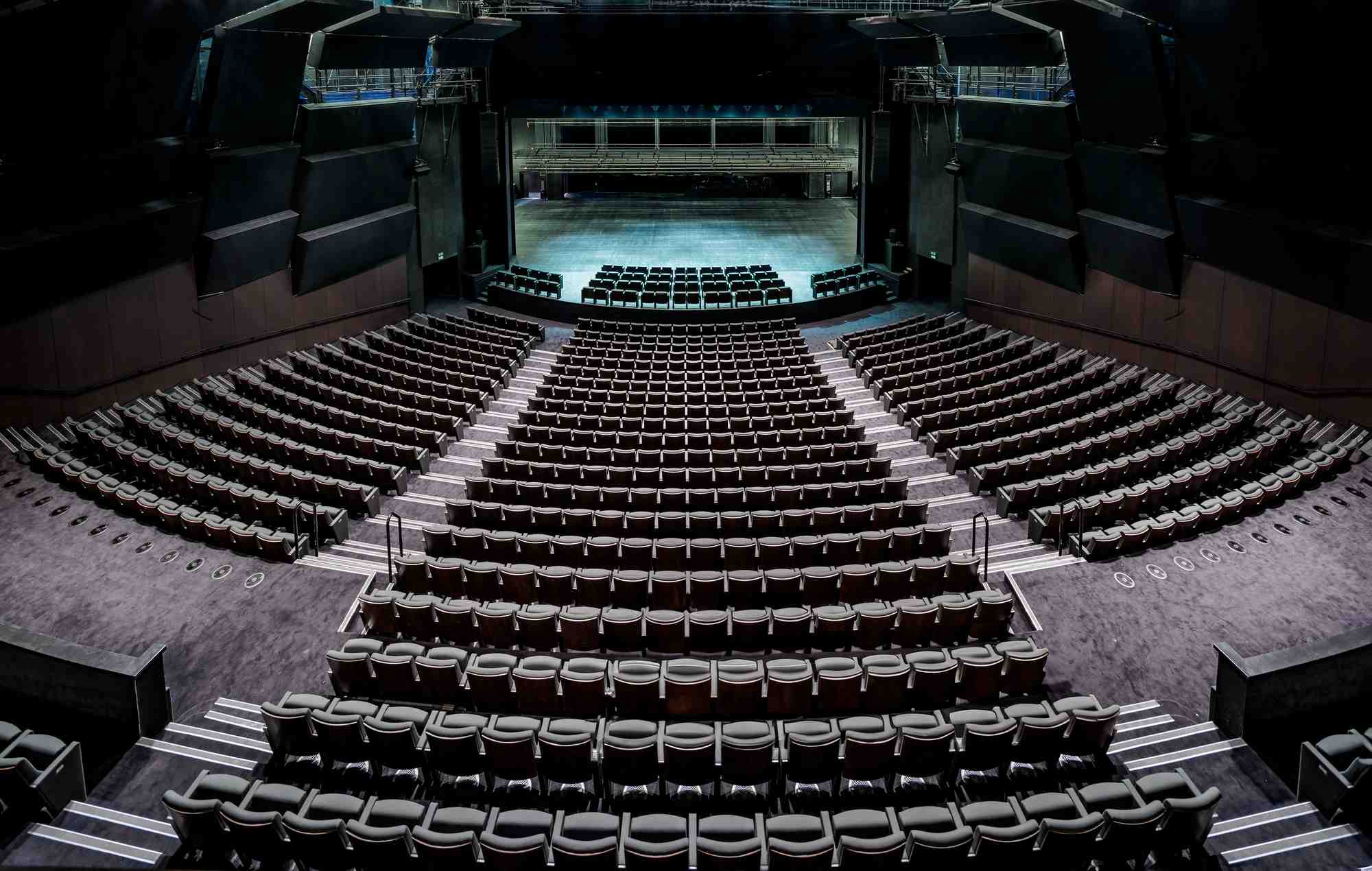 Entièrement rénové et modernisé, le grand théâtre du Quartz, la Scène nationale brestoise, dispose d’une capacité de près de 1500 places, qu’un petit théâtre complète de 305 places. Inauguré vendredi 19 janvier avec une soirée de gala, cet équipement est un élément phare de la stratégie culturelle de la ville et de son attractivité.