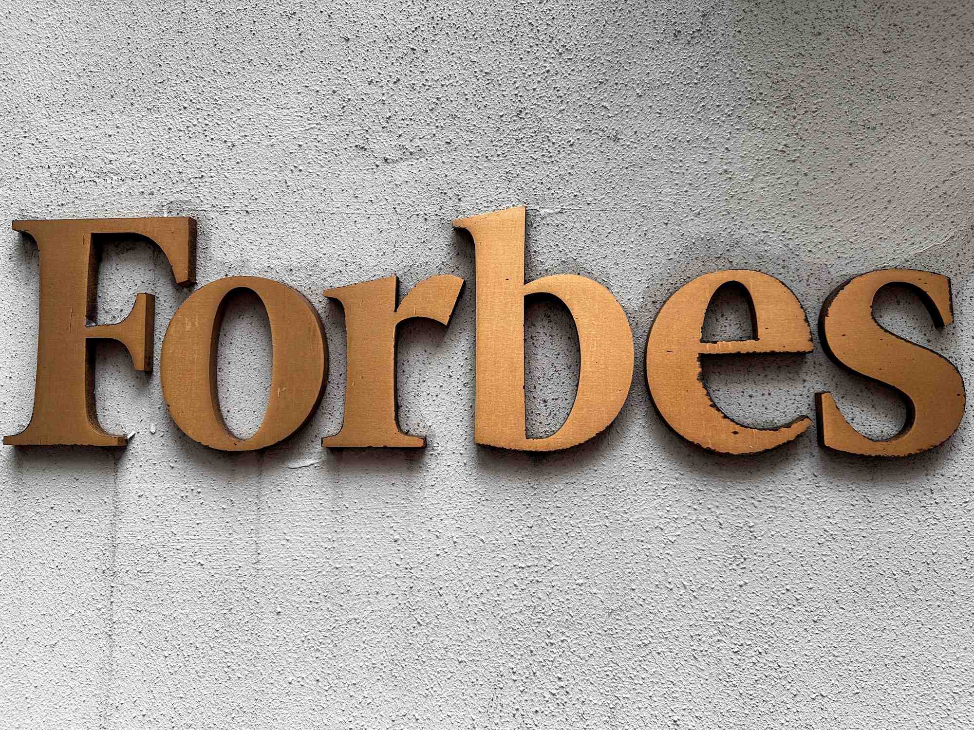 Un logo forbes a manhattan, new york city