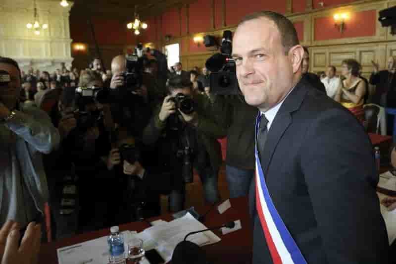 Remous autour d'un prix de presse decerne a un elu fn