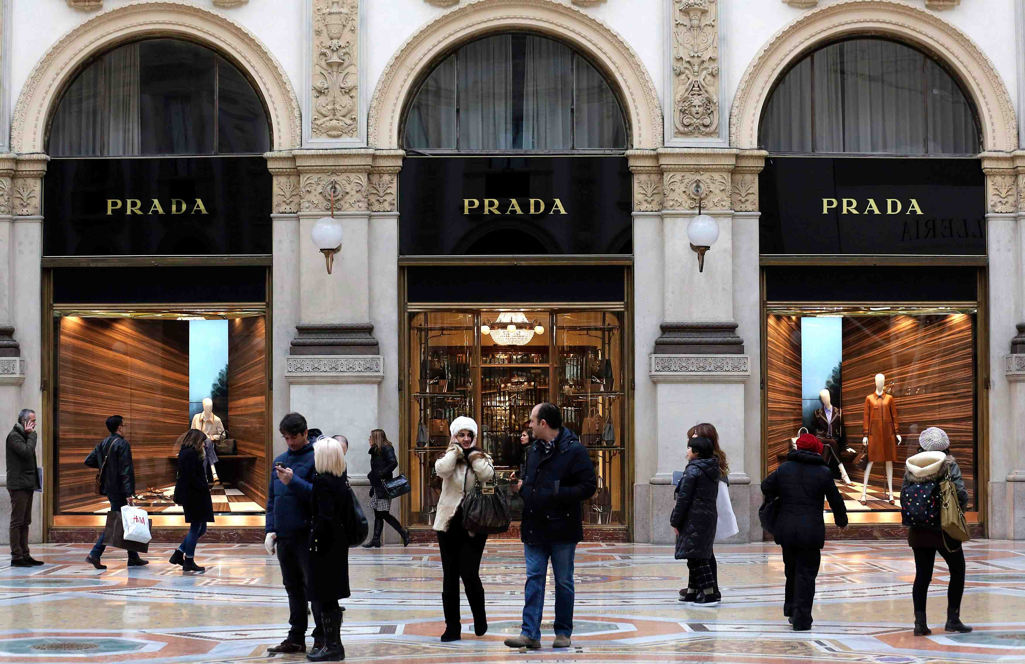 Apres avoir vu ses ventes reculer en 2014, prada promet de maitriser ses couts