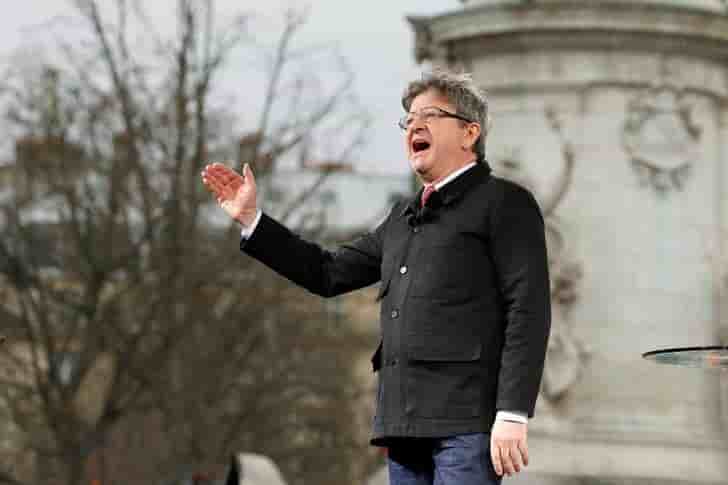Melenchon galvanise ses soutiens et vise les indecis