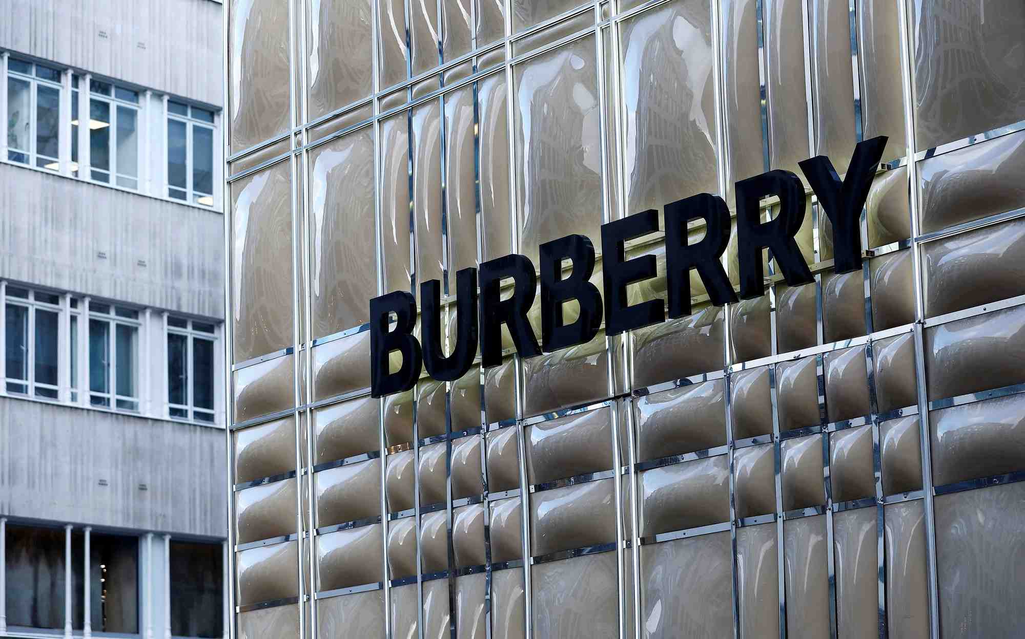 Photo du logo de burberry visible sur un magasin burberry a londres