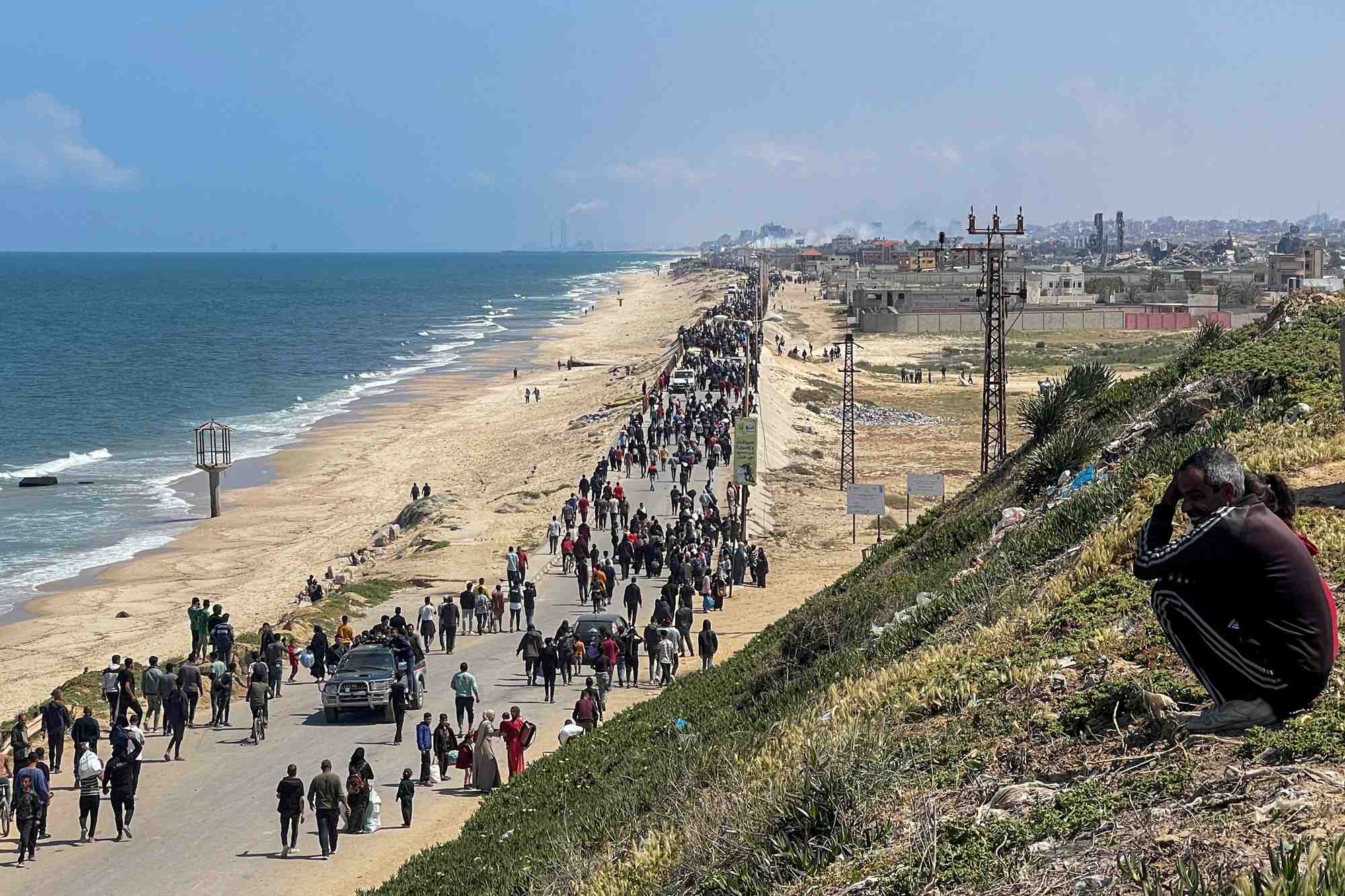Des palestiniens, deplaces par l'offensive militaire israelienne sur le sud de la bande de gaza, tentent de retourner chez eux dans le nord de la bande de gaza, vu du centre de la bande de gaza