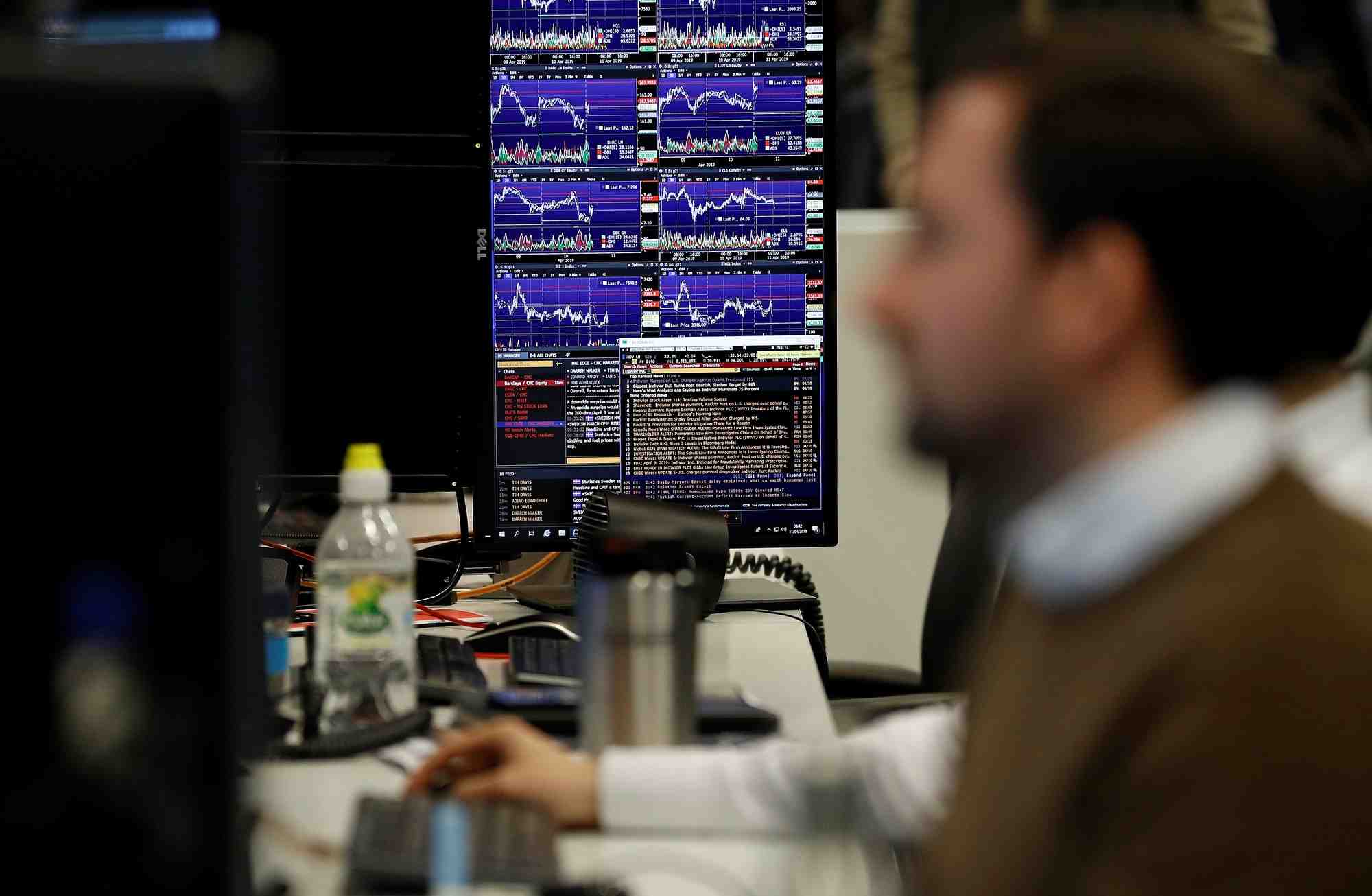 Un trader travaille chez cmc markets a londres