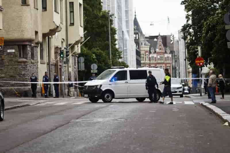 Une voiture fonce sur la foule a helsinki, un mort