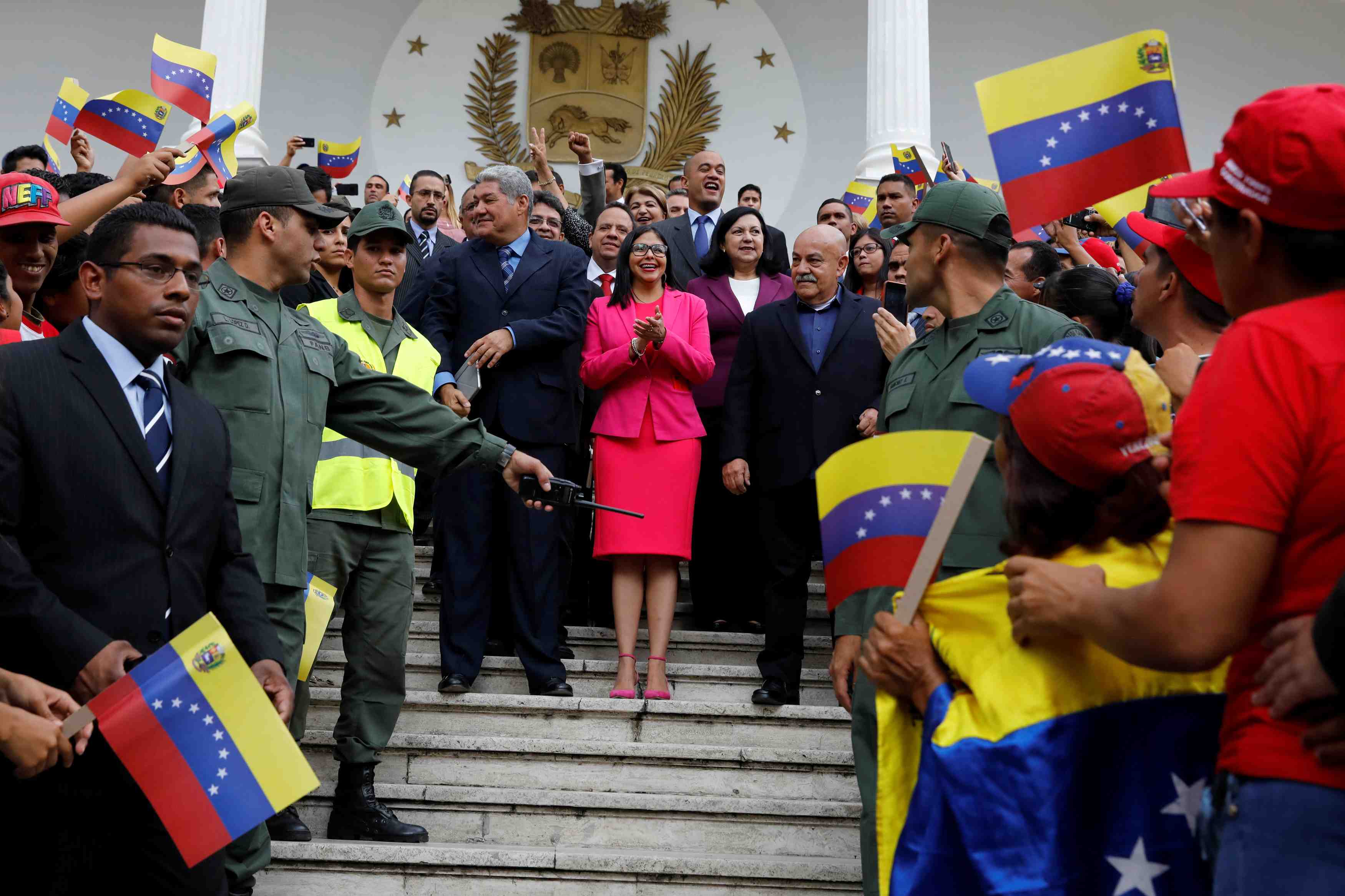 Venezuela: quatre gouverneurs de l'opposition acceptent l'investiture