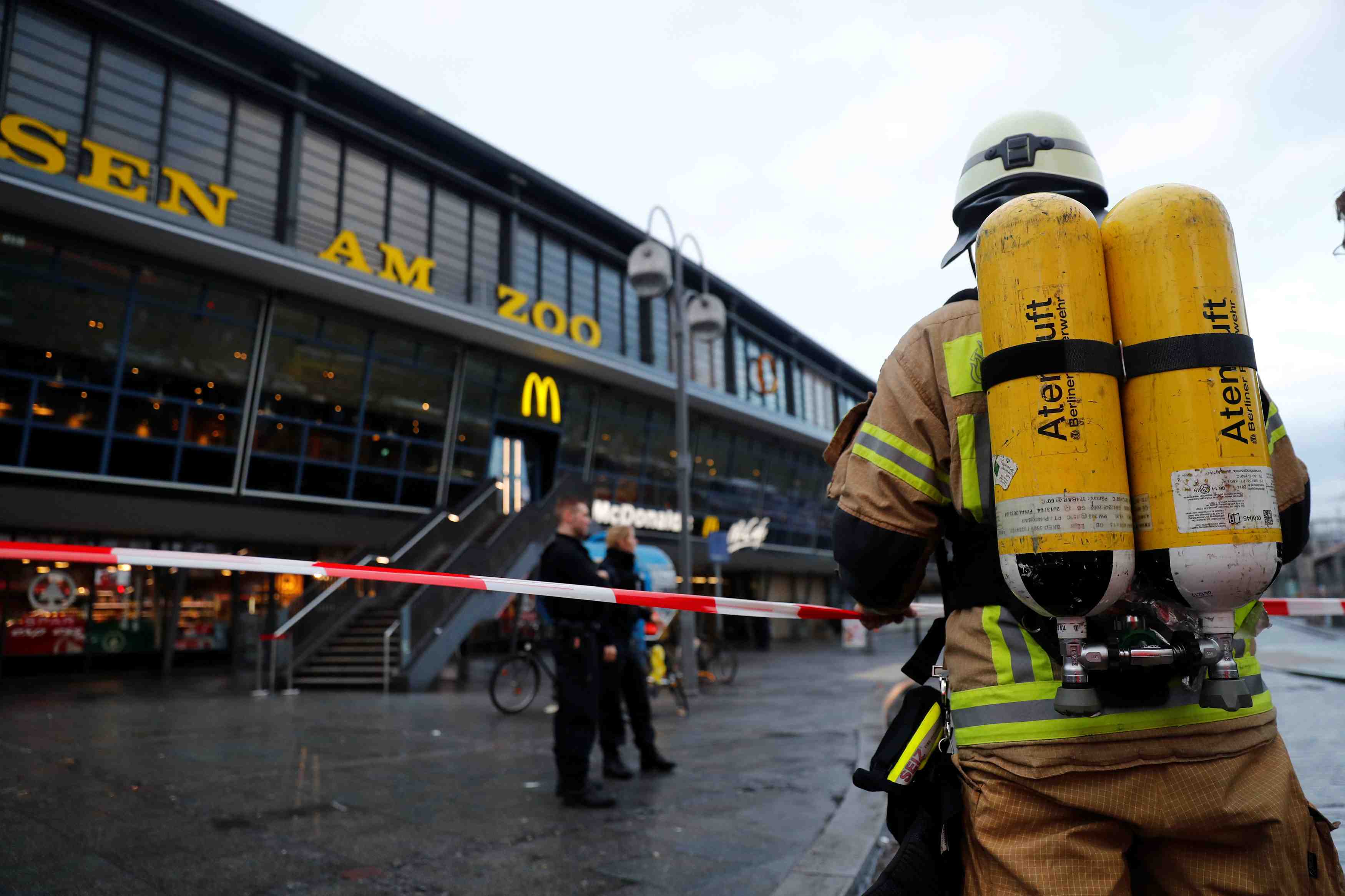Trafic perturbe dans une gare de berlin apres un degagement de fumee