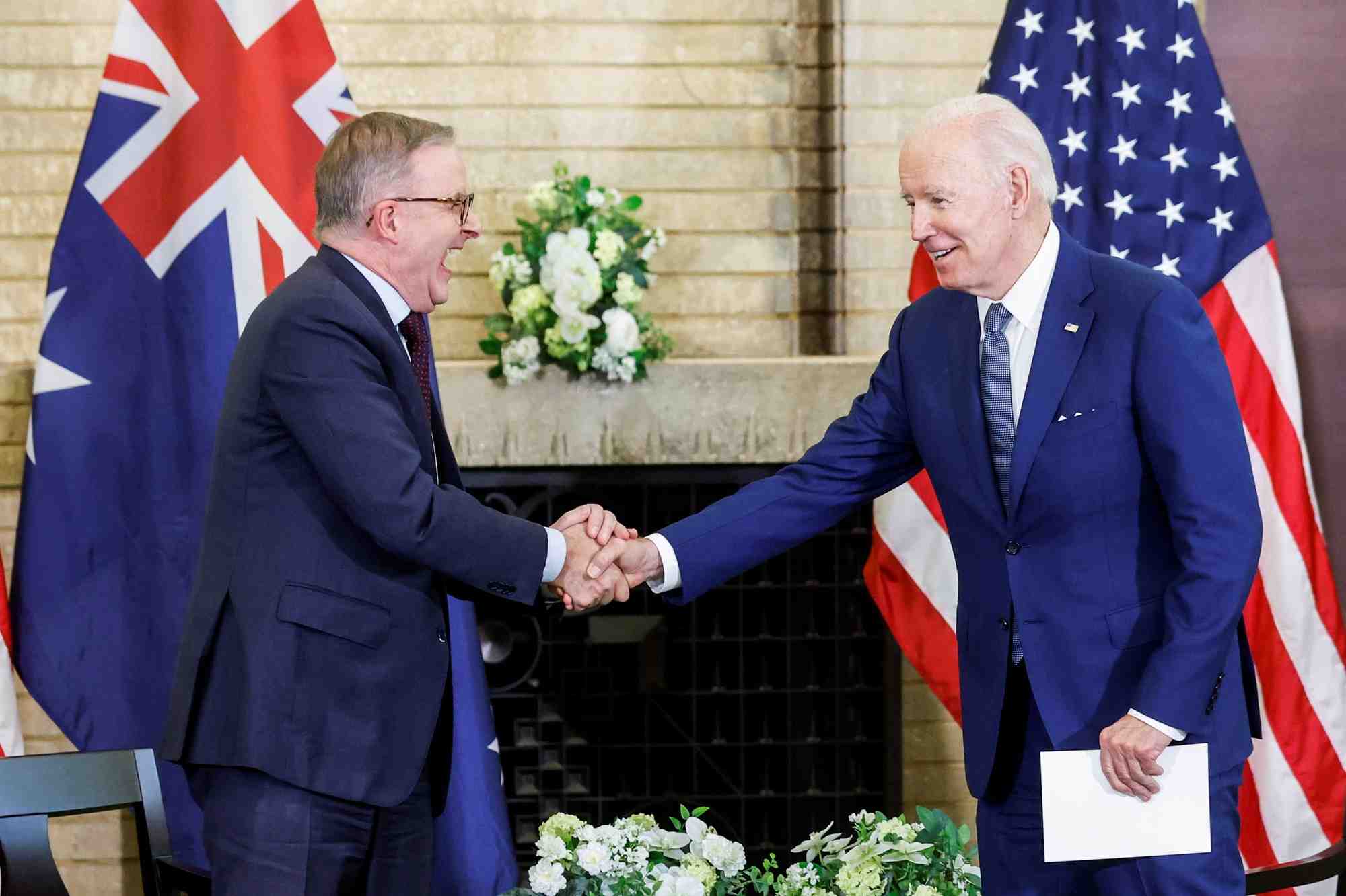 Le president americain joe biden et le premier ministre australien anthony albanese lors d'une reunion bilaterale en marge d'une reunion du "quad" a tokyo