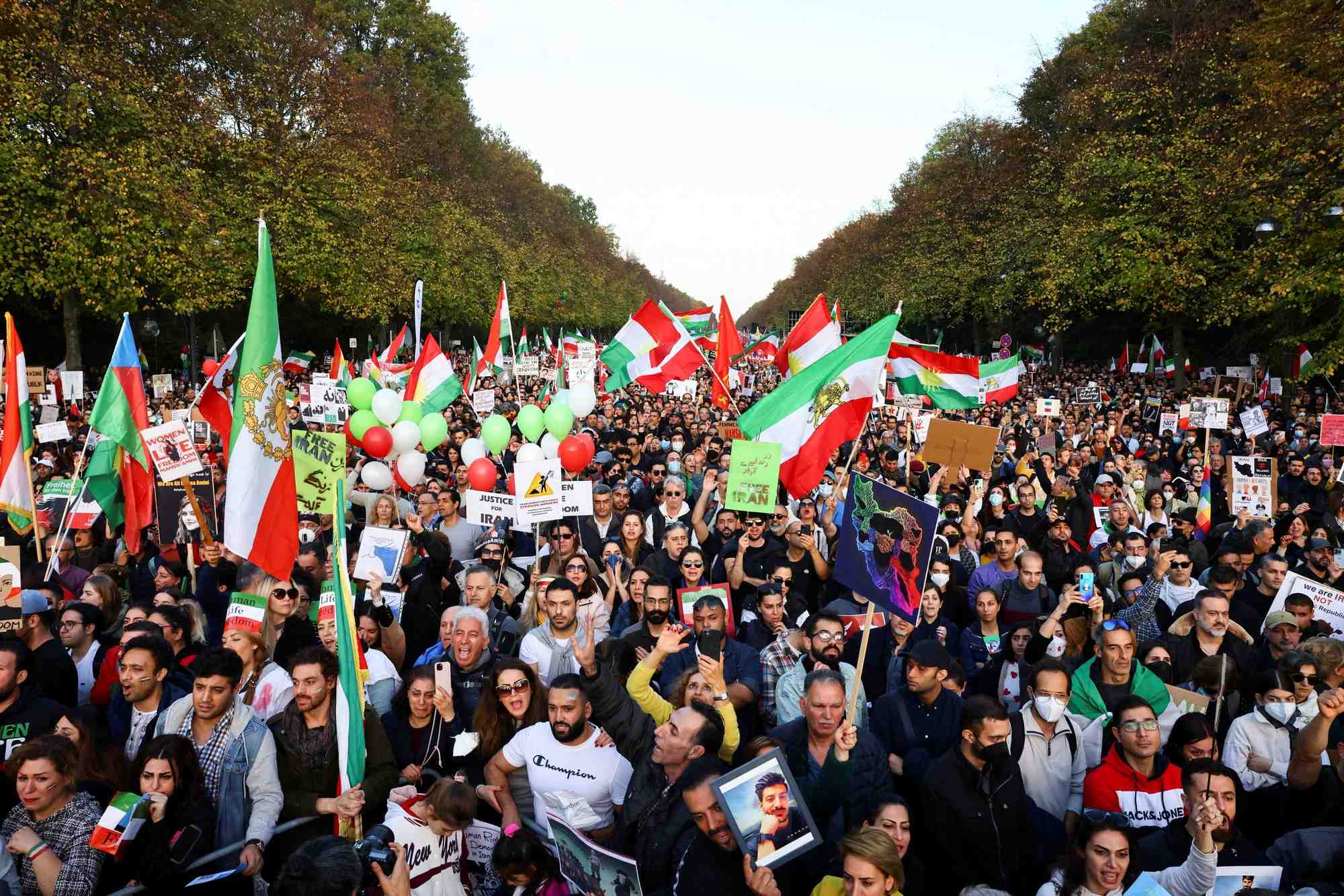 Des manifestants protestent a berlin apres la mort de mahsa amini en iran