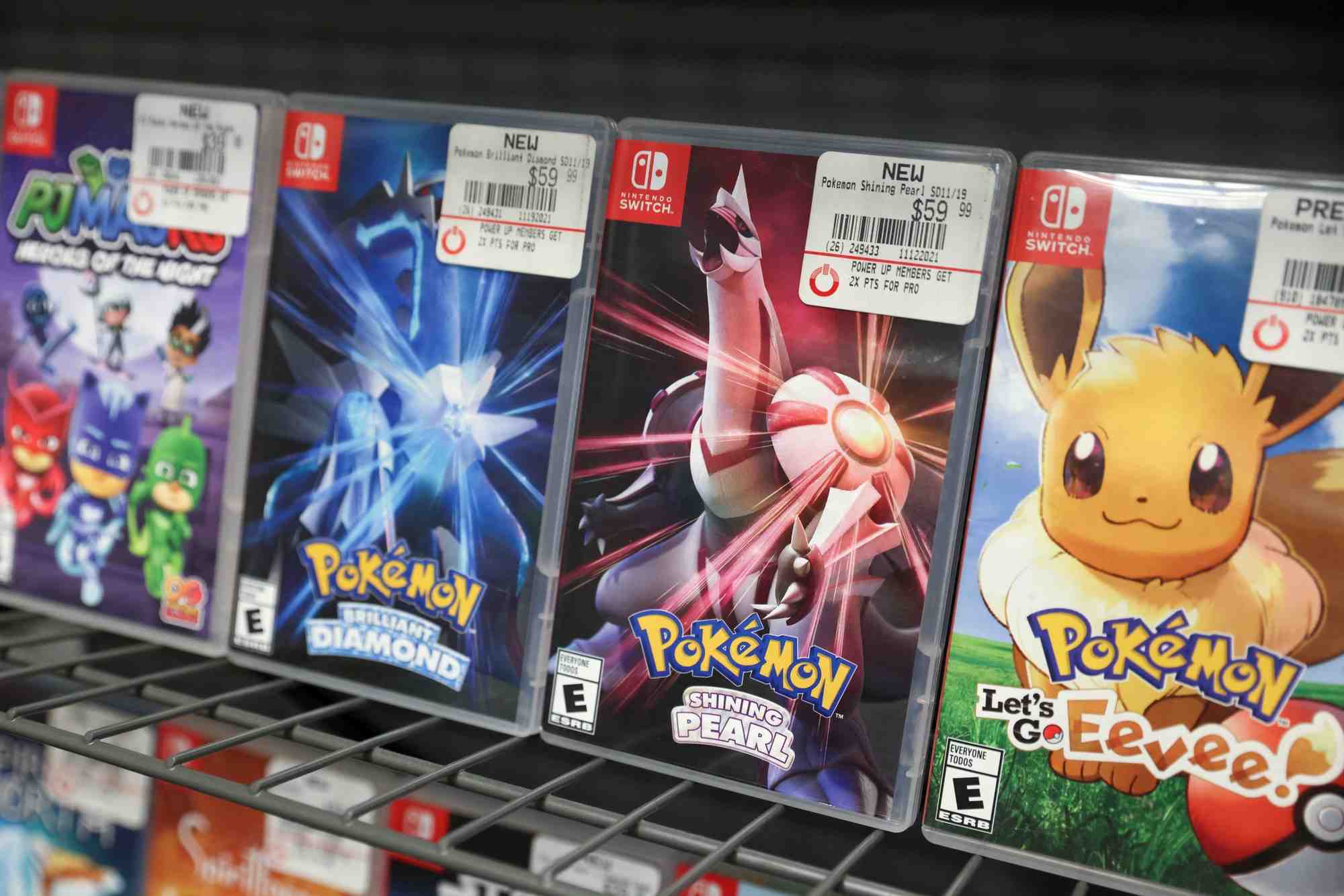 Photo d'archives de jeux pokemon dans un gamestop a manhattan, new york