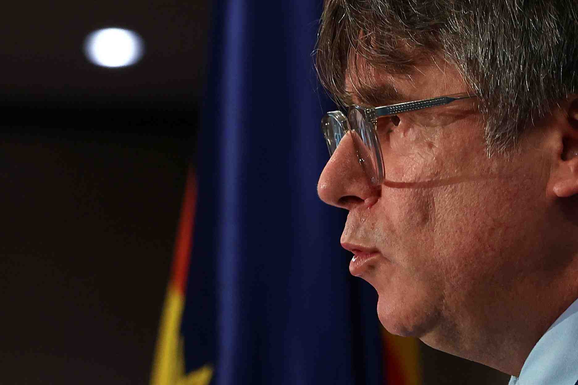 Carles puigdemont tient une conference de presse a bruxelles