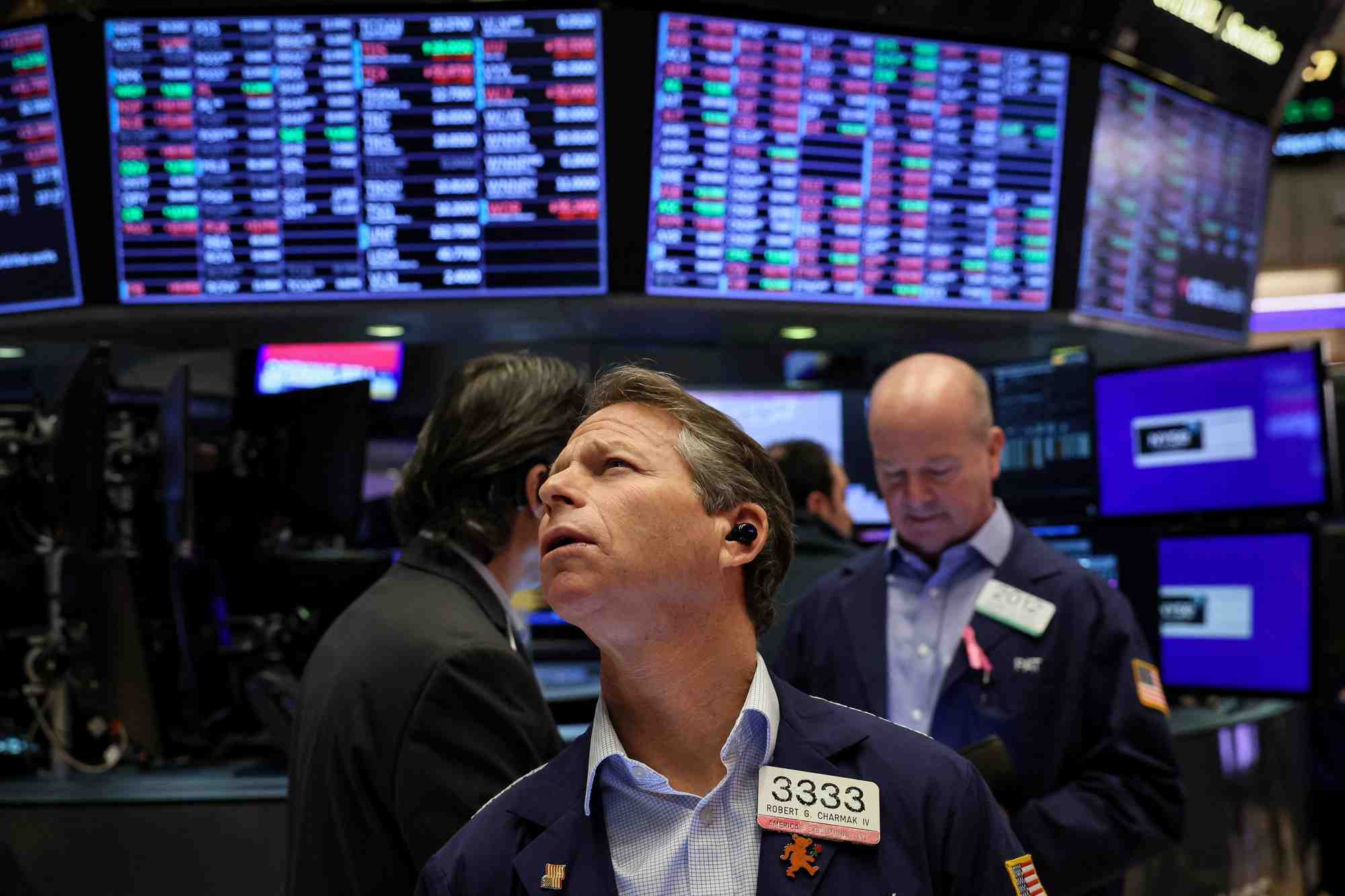 Des traders travaillent sur le parquet de la bourse de new york (nyse)