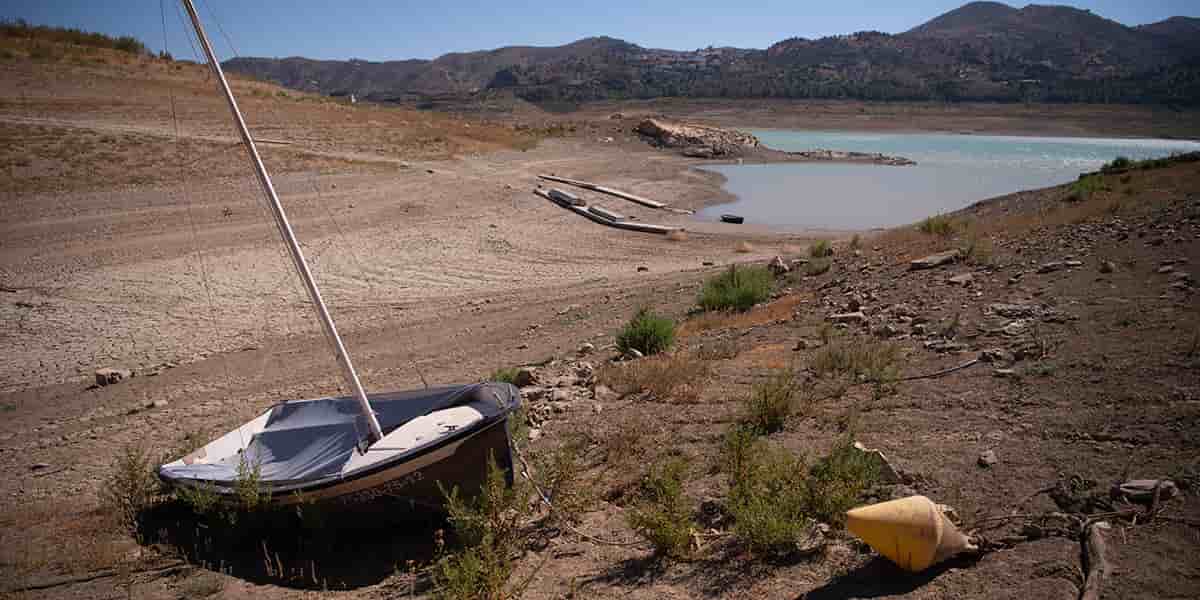 Le lit asséché du réservoir du lac de la Viñuelav (province de Malaga).