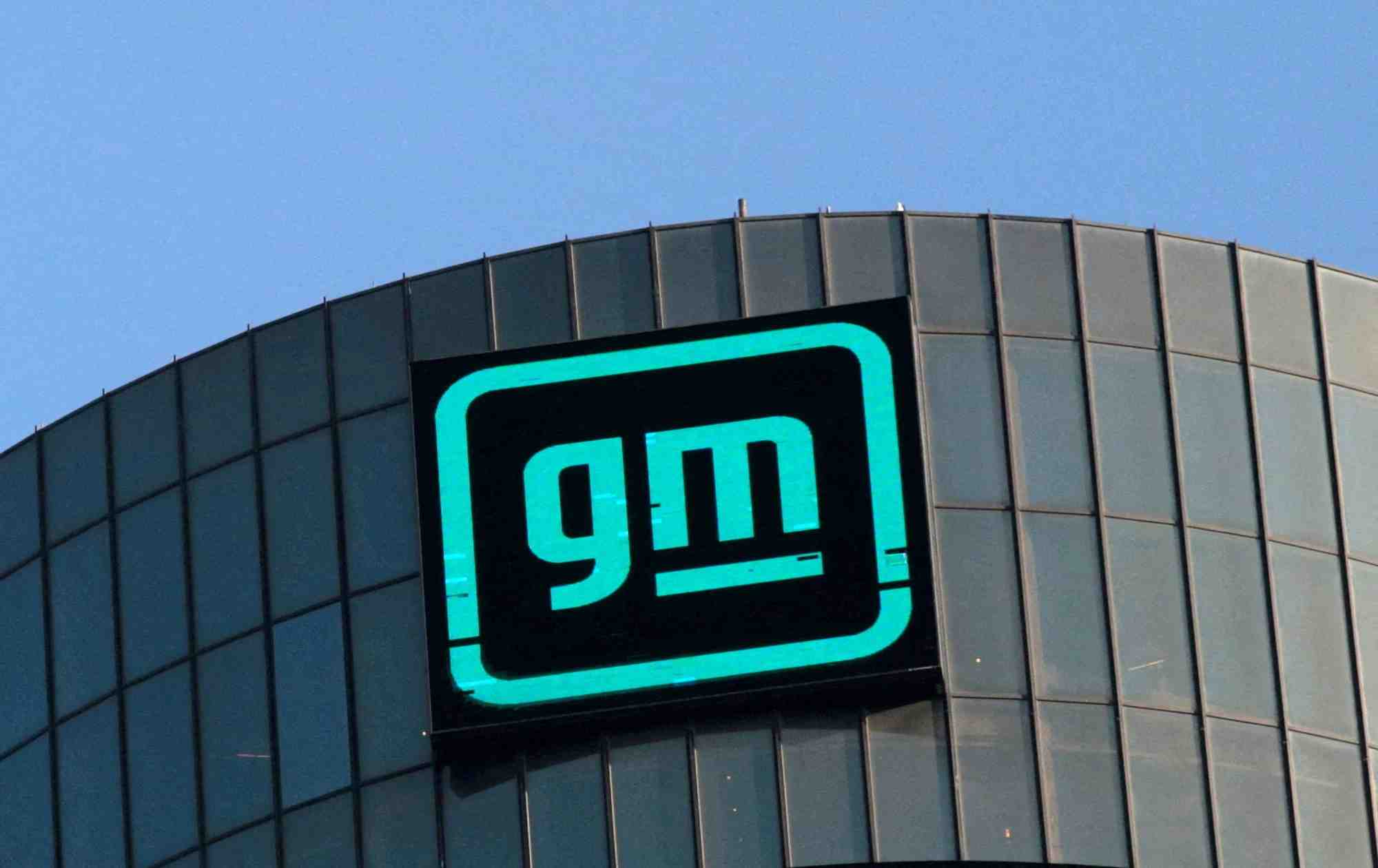 Le nouveau logo de gm sur la facade du siege de l'entreprise a detroit