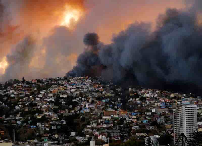 Un incendie géant dévaste une partie de Valparaiso