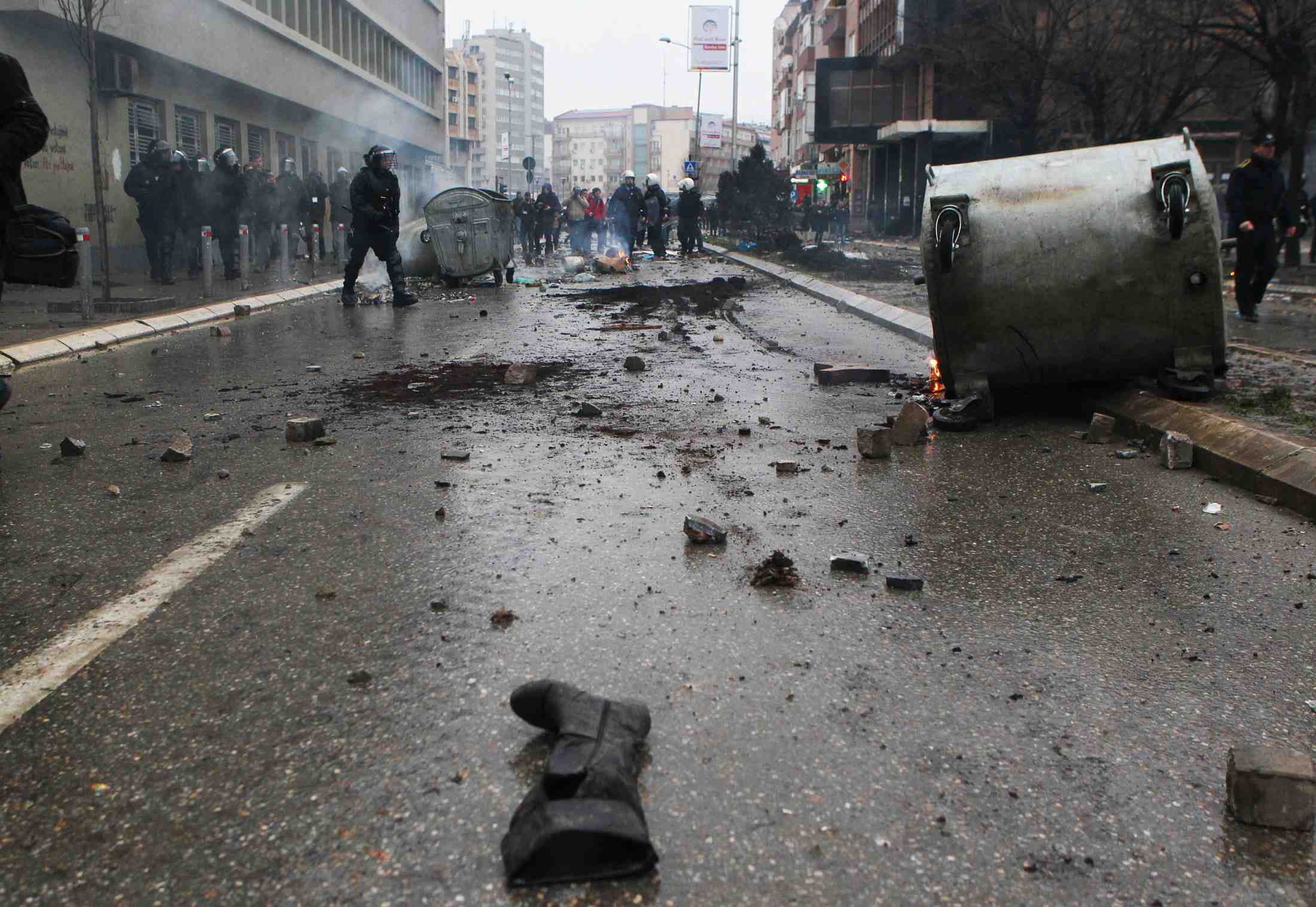 Violente manifestation antigouvernementale au kosovo