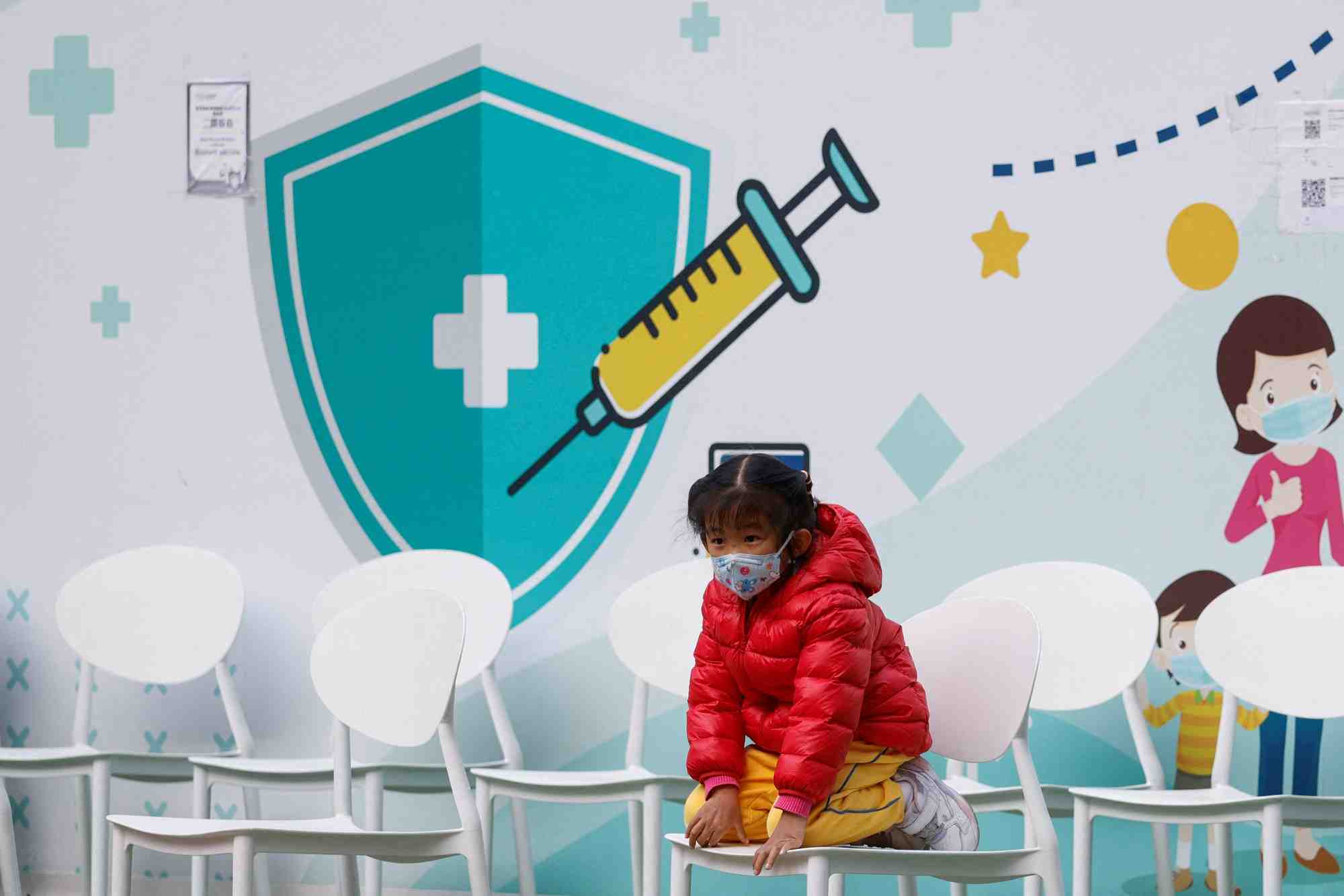 Un enfant dans un centre de vaccination a hong kong