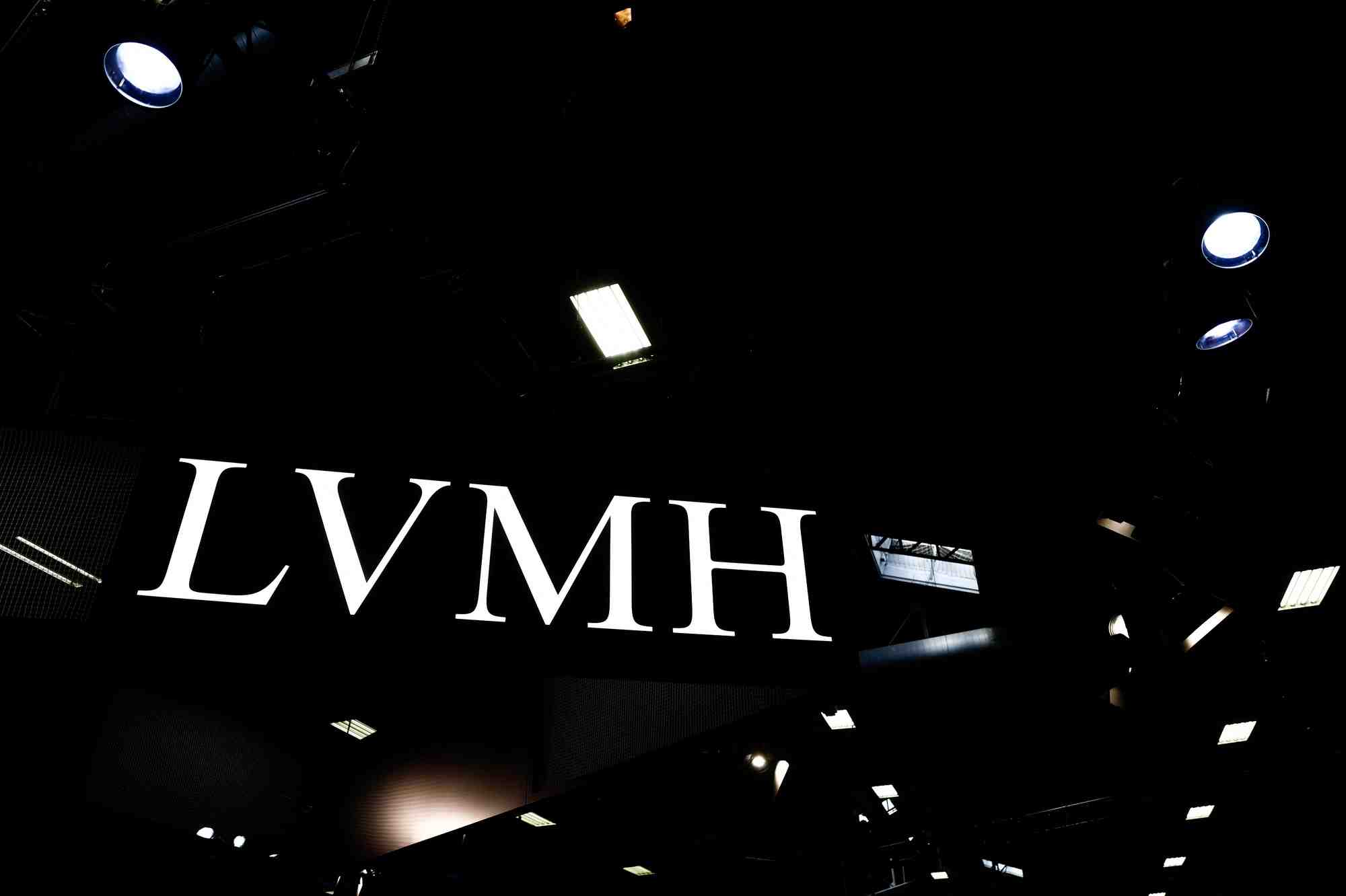 Le logo de lvmh au parc des expositions de la porte de versailles a paris