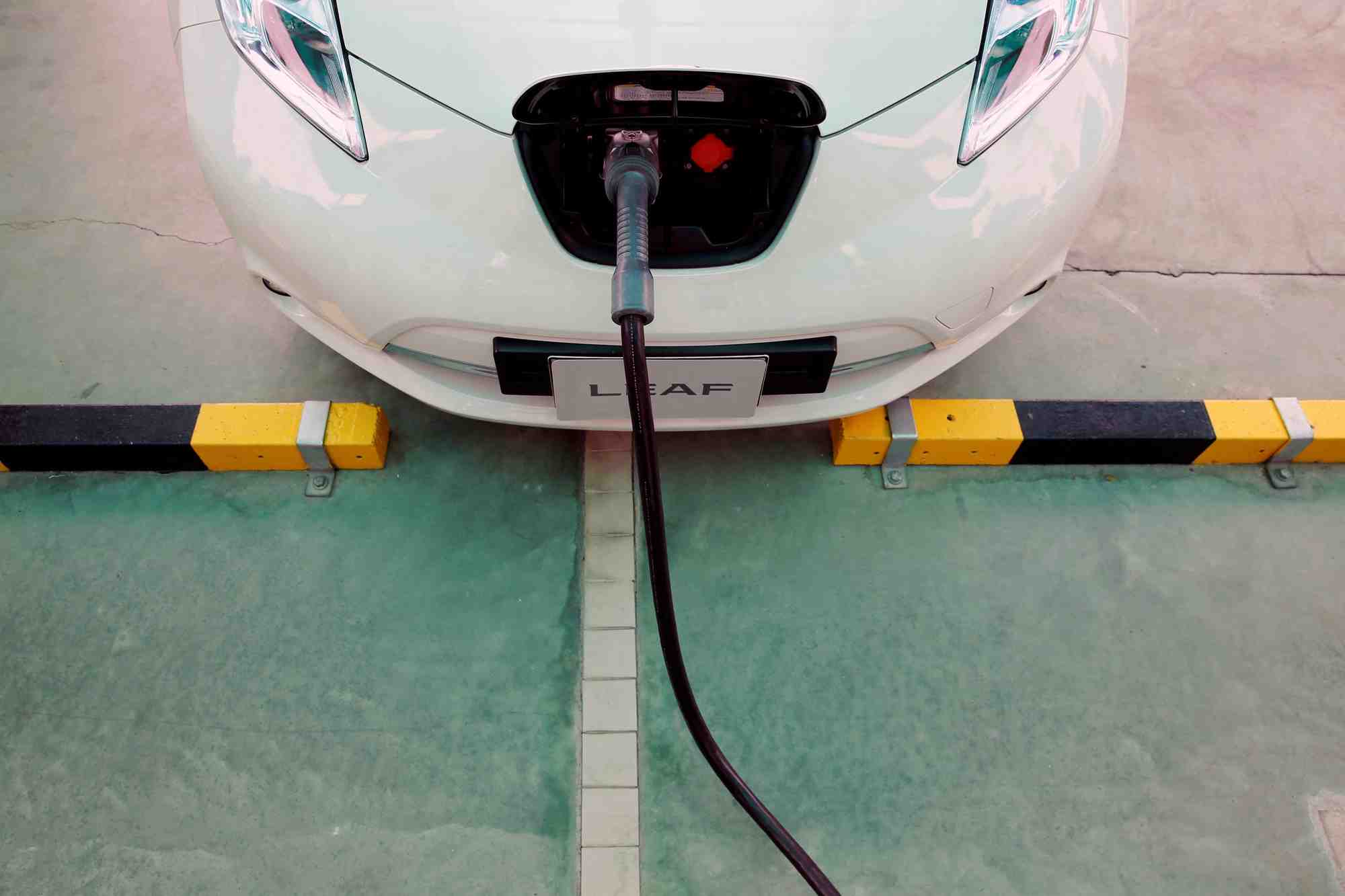 Une voiture electrique est vue en train d'etre rechargee lors de l'ouverture d'une station de recharge commerciale pour ve de la societe d'energie ptt pcl, a bangkok