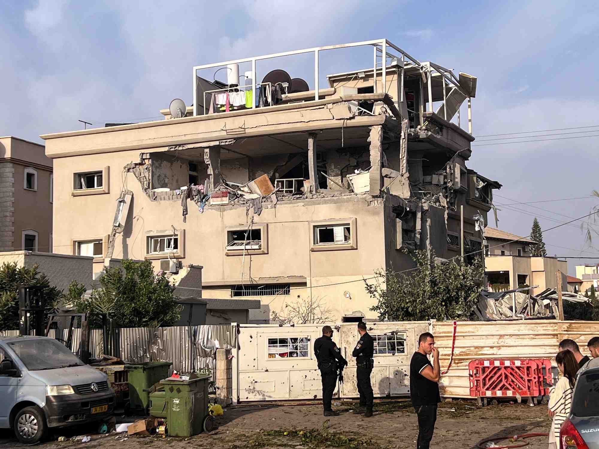 Consequences d'une attaque de projectiles du liban vers israel, dans la ville de tira, au centre d'israel.