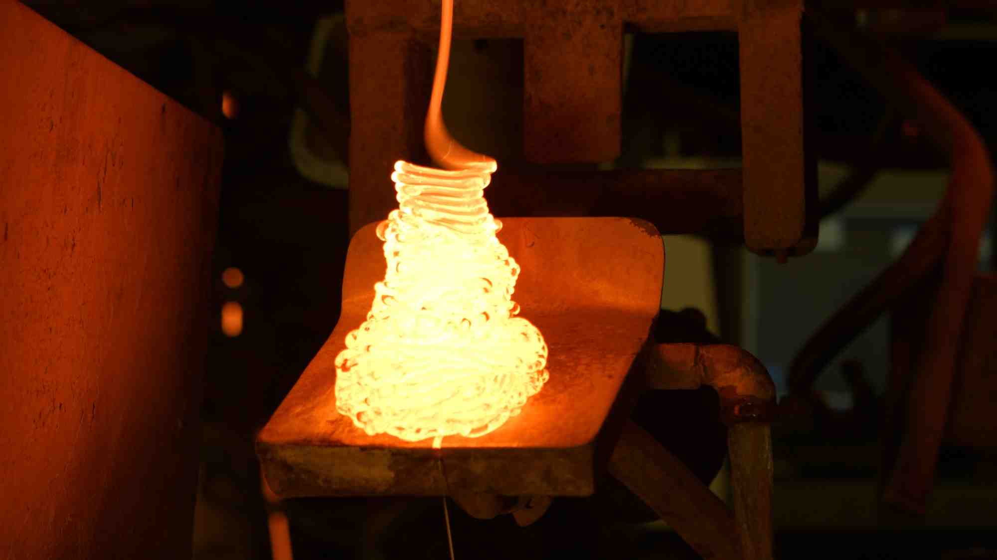 Renouvelé en moyenne tous les cinq ans, le four verrier de Pyrex est le plus grand du monde. Il a nécessité un investissement de six millions d’euros lors de son installation en 2018 et permet de réaliser 44 millions de produits par an.