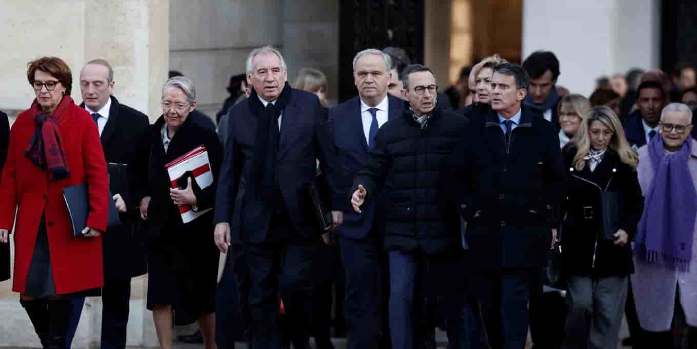 François Bayrou amène autour de la table ses poids lourds, comme les ex-Premiers ministres Elisabeth Borne (Education) et Manuel Valls (Outre-mer).