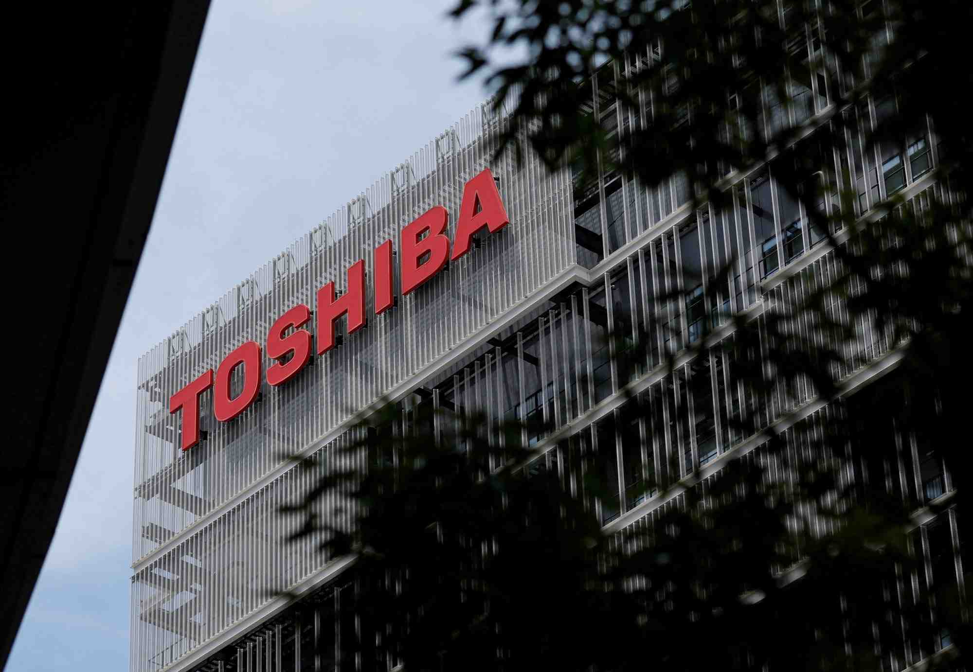 Le logo de toshiba sur un batiment de l'entreprise a kawasaki, au japon
