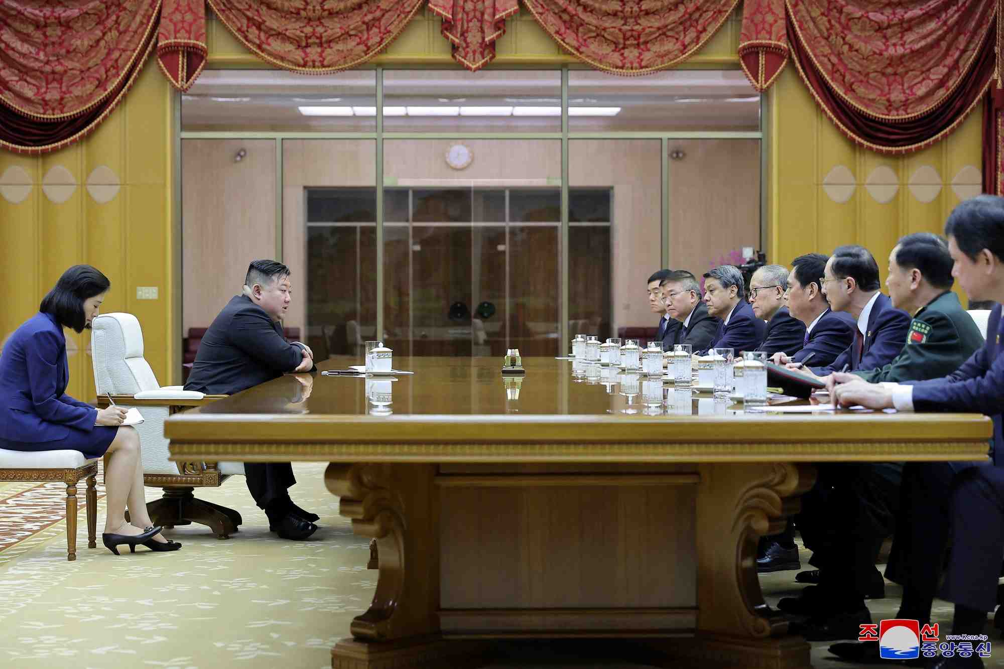 Le dirigeant nord-coreen kim jong un rencontre le membre du bureau politique du parti communiste chinois li hongzhong