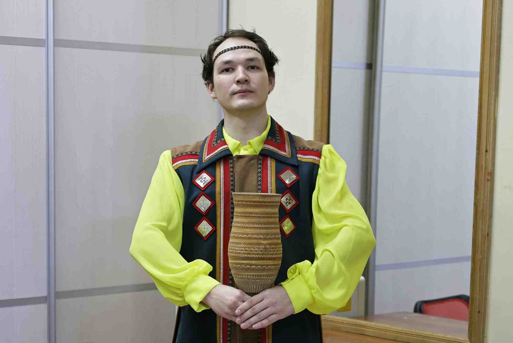 Maxime golomariev, etudiant a l'universite et danseur folklorique, a yakutsk