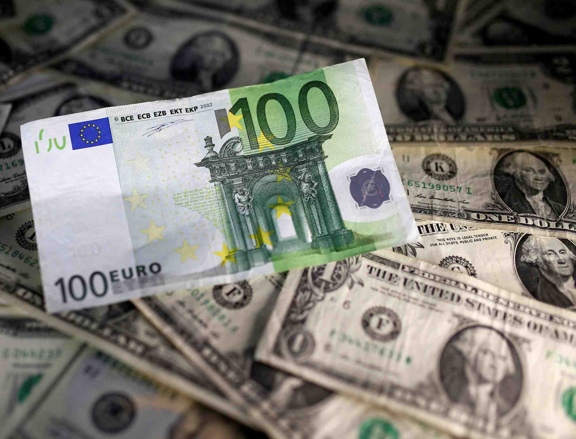 L'euro est affecté ce lundi face à la situation politique tendue en France.