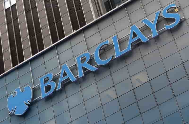 Barclays accelere ses reductions de couts et cessions d'actifs