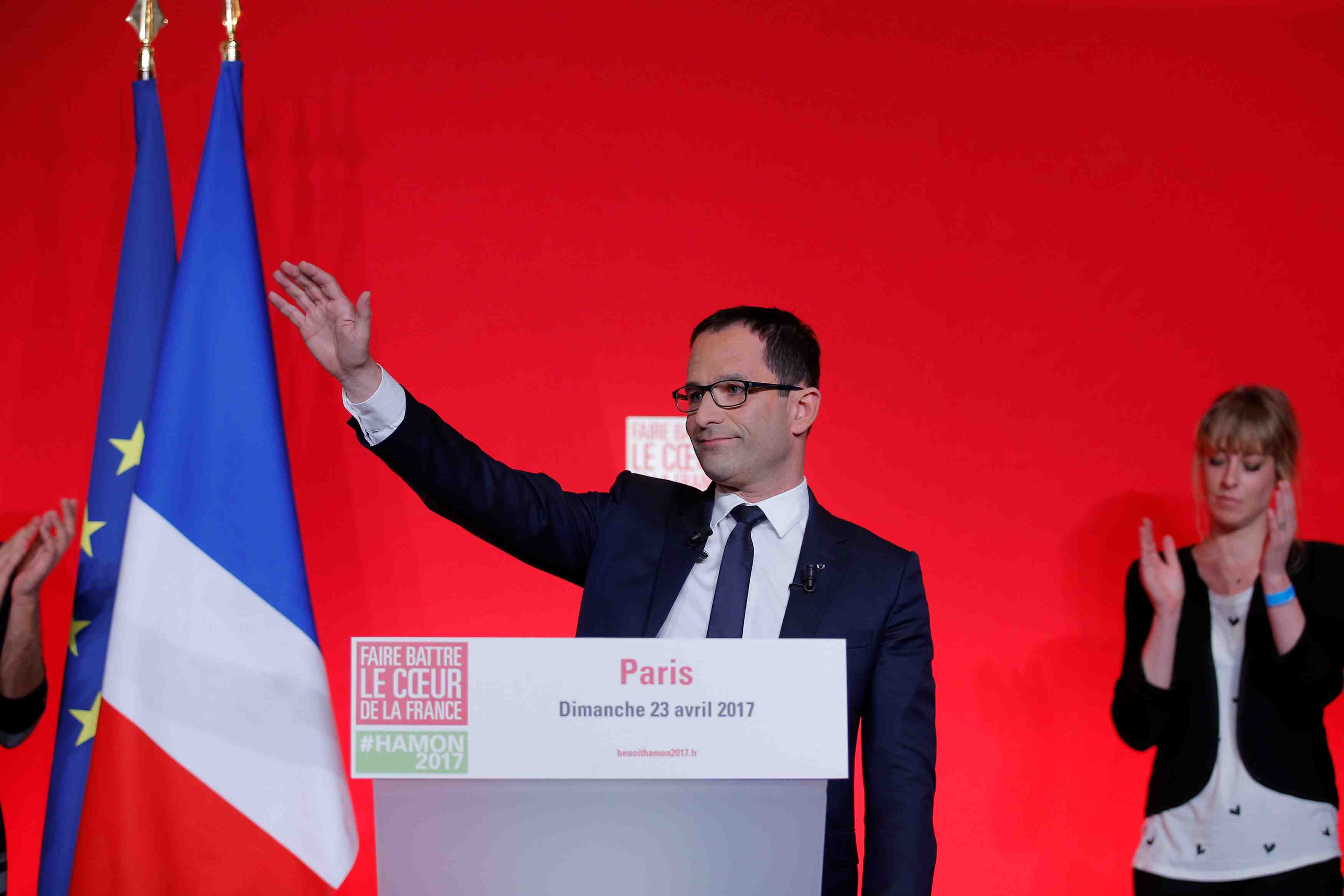 Hamon appelle a voter macron
