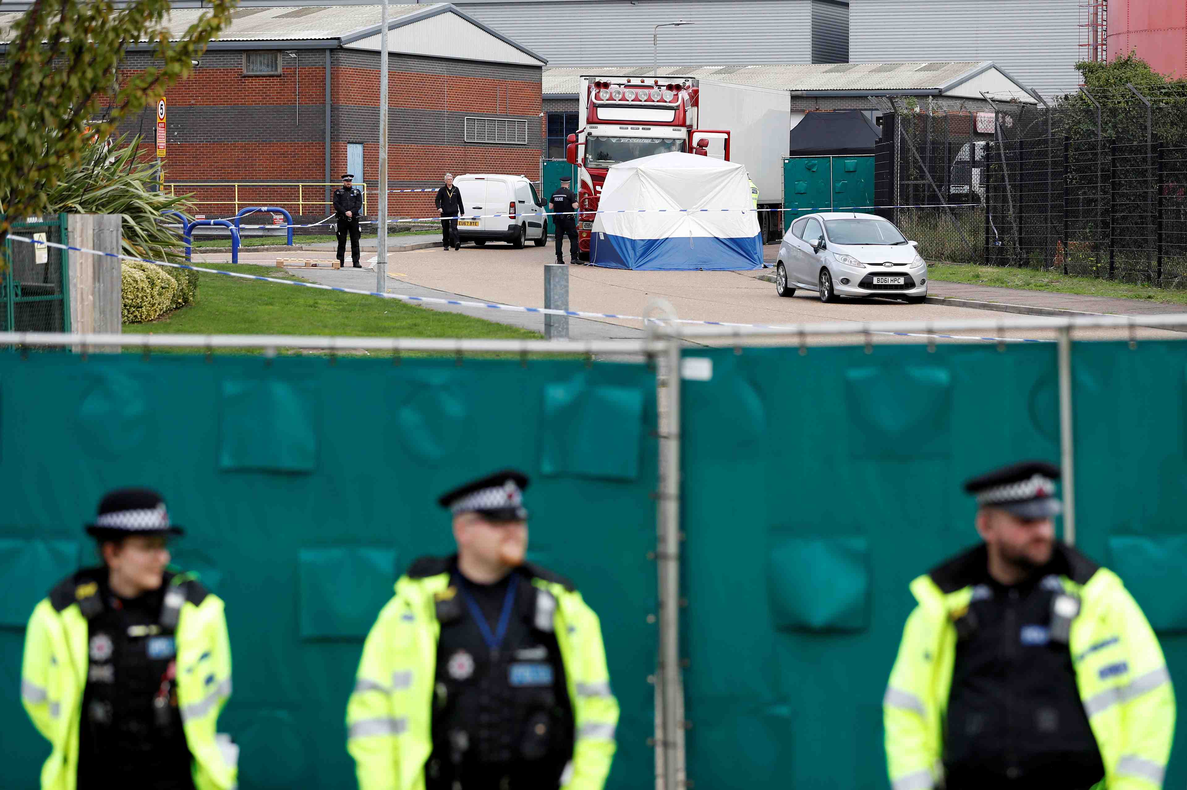 Grande-bretagne: les 39 victimes retrouvees dans un semi-remorque etaient chinoises